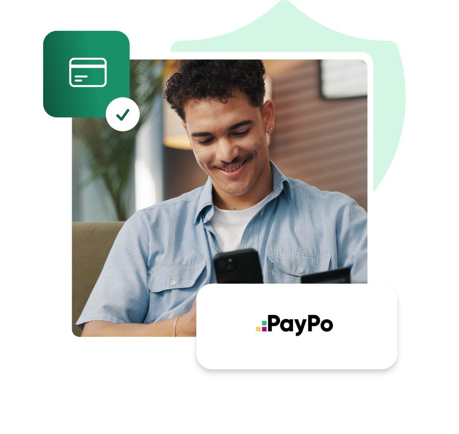 Integracja IdoSell z PayPo - płatności odroczone kup teraz zapłać później Mężczyzna uśmiechający się i korzystający ze smartfona, logo PayPo, ikona zatwierdzonej płatności.