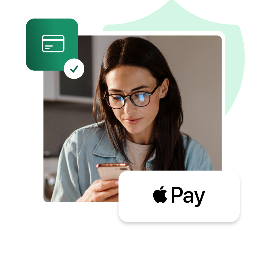 Integracja IdoSell z Apple Pay - płatności Touch ID i Face ID w sklepie internetowym Kobieta w okularach korzystająca ze smartfona, logo Apple Pay, ikona zatwierdzonej płatności kartą.