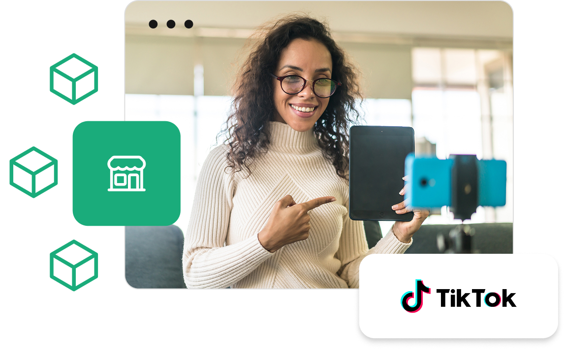 Kobieta w okularach wskazująca na tablet przy kamerze, logo TikTok, ikona sklepu i paczki - integracja IdoSell z TikTok Shop