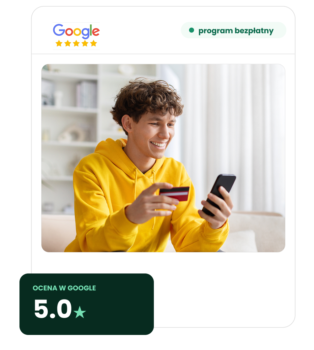 Opinie konsumenckie Google - plakietka z oceną sklepu w IdoSell Klient z kartą i smartfonem robi zakupy online, obok logo Google z pięcioma gwiazdkami i plakietka z oceną sklepu 5,0