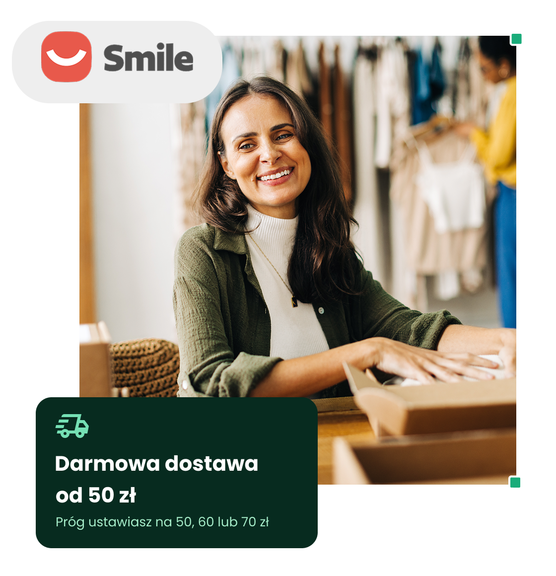 Smile – darmowa dostawa od 50 zł w sklepie IdoSell Uśmiechnięta właścicielka butiku pakuje zamówienie, obok grafika Smile z informacją o darmowej dostawie od 50 zł