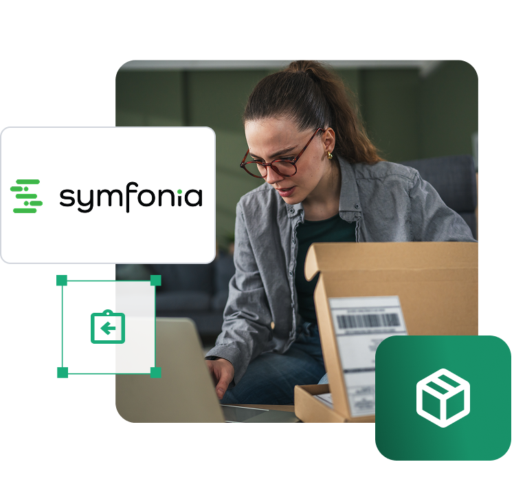 Integracja IdoSell z Symfonia Handel Kobieta pakuje zamówienie przy laptopie, obok logo Symfonia i ikona synchronizacji - integracja ze sklepem IdoSell