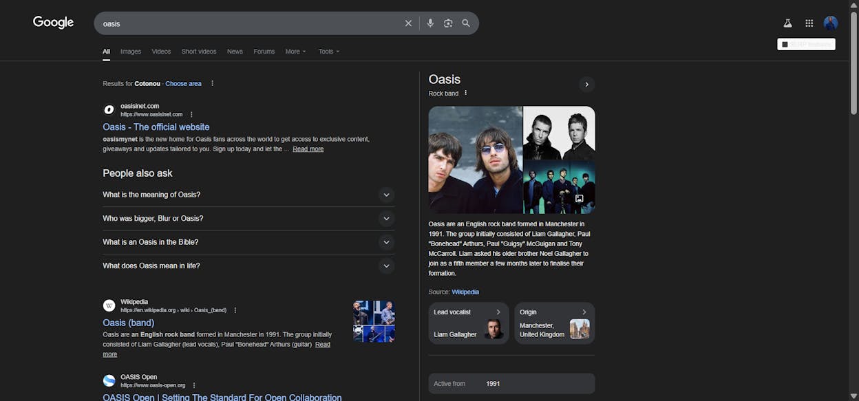 [Screenshot of Google SERP for &ldquo;oasis&rdquo; before and after the reunion announcement showing the shift from fashion results to band results]