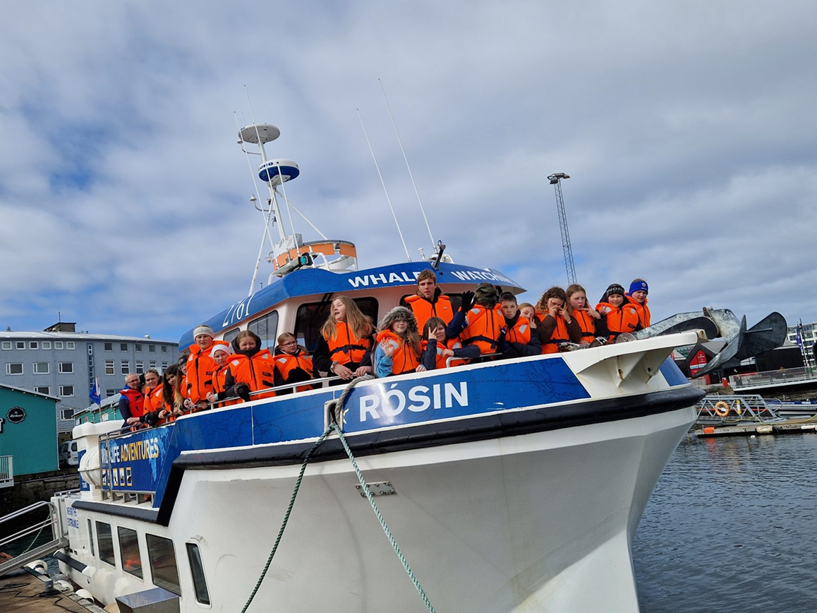 Grunnskólabörn um borð í bát