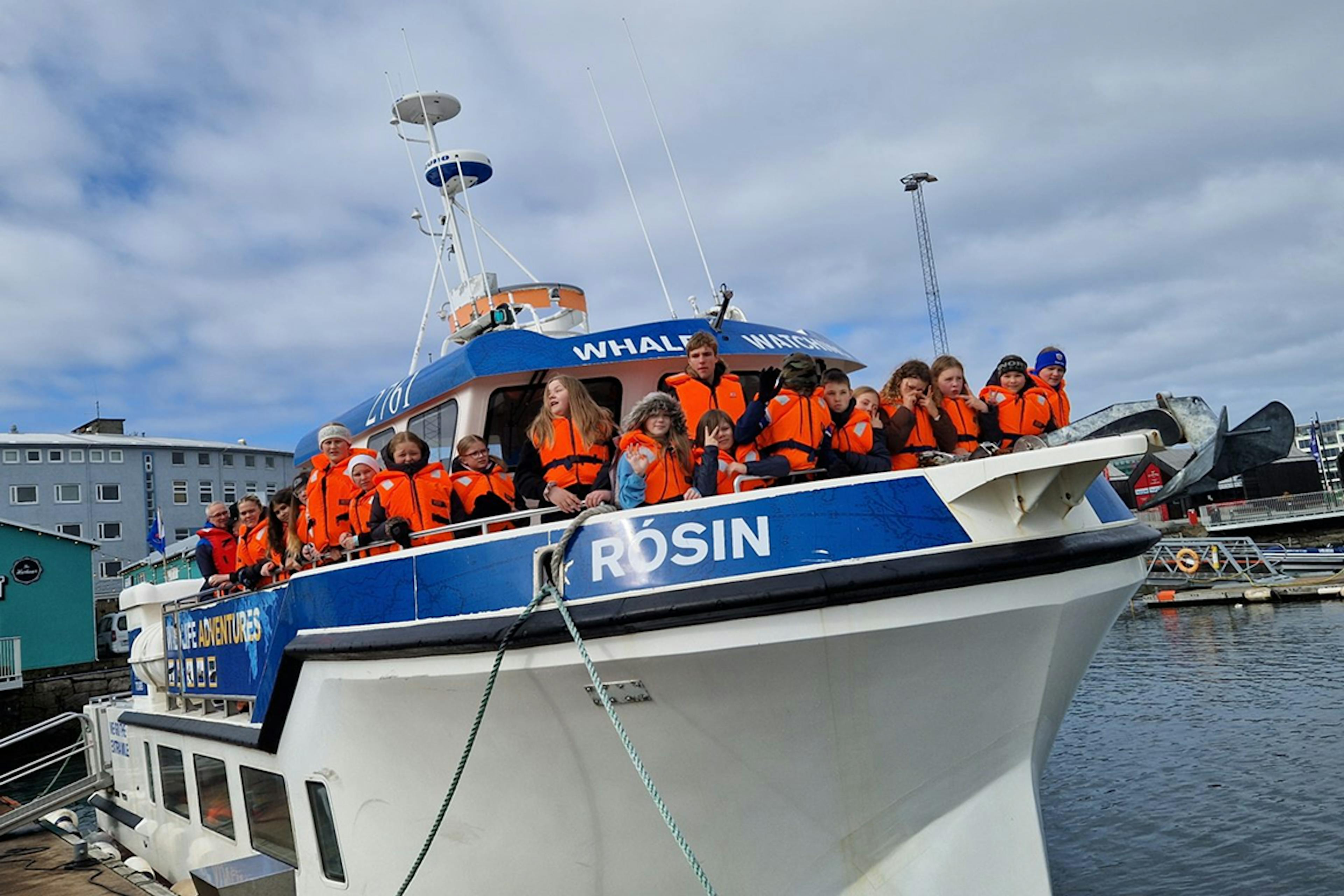 Grunnskólabörn um borð í bát