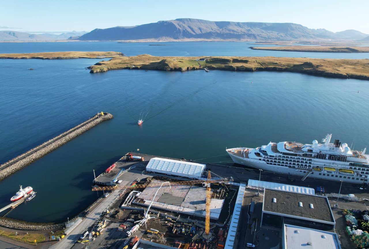 Framkvæmdir á nýrri fjölnota farþegamiðstöð á góðri siglingu