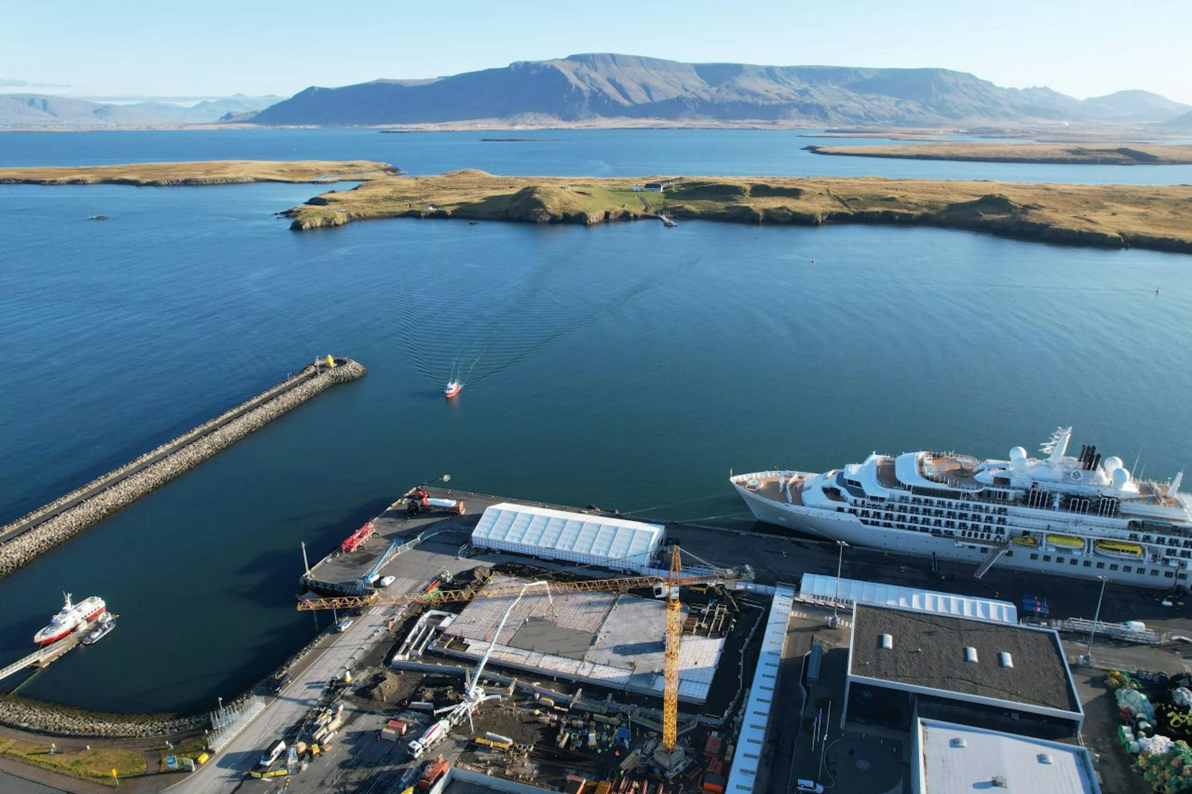 Framkvæmdir á nýrri fjölnota farþegamiðstöð á góðri siglingu