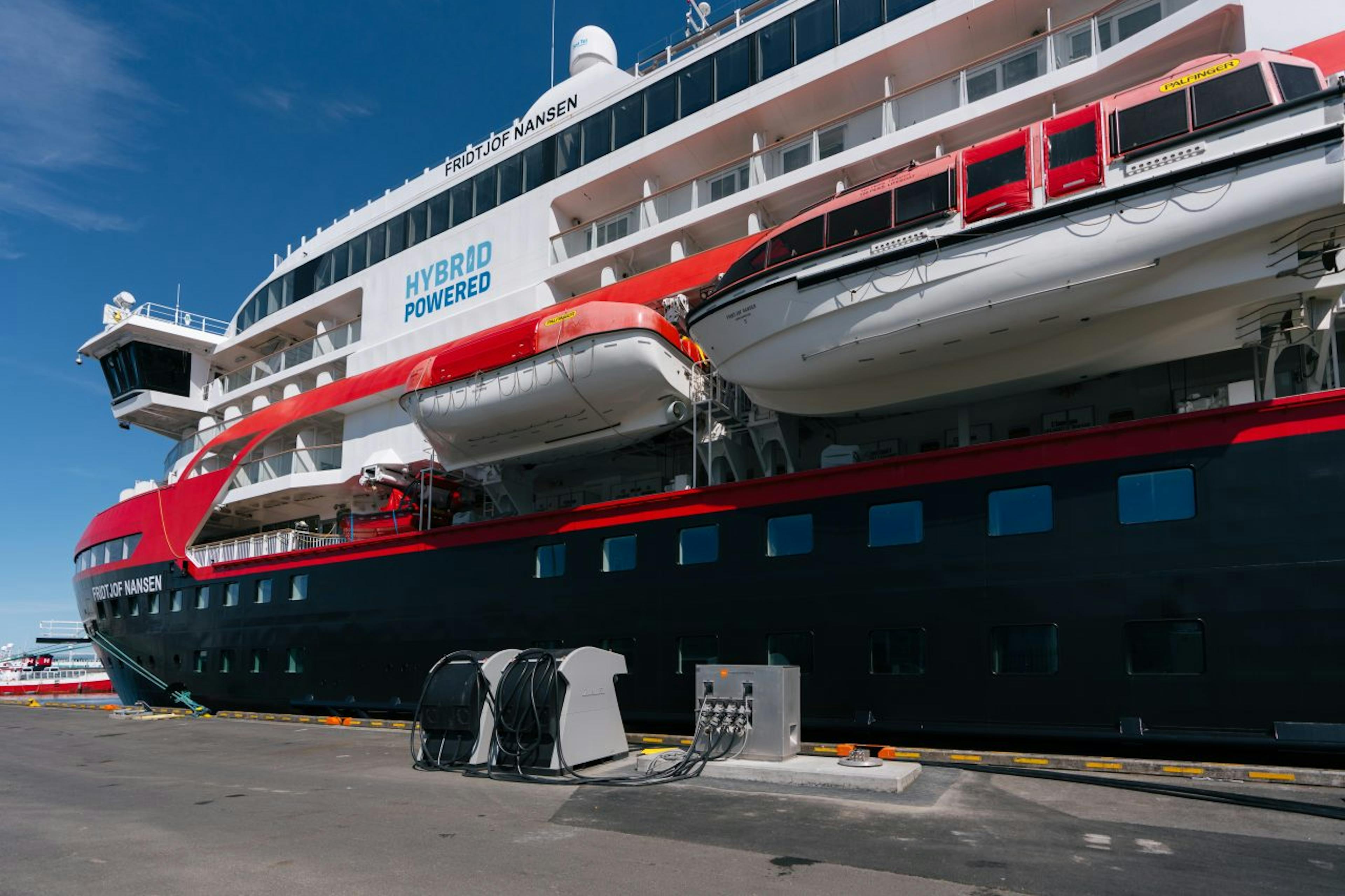 Fyrsta landtenging skemmtiferðaskips á Miðbakka í Reykjavík
