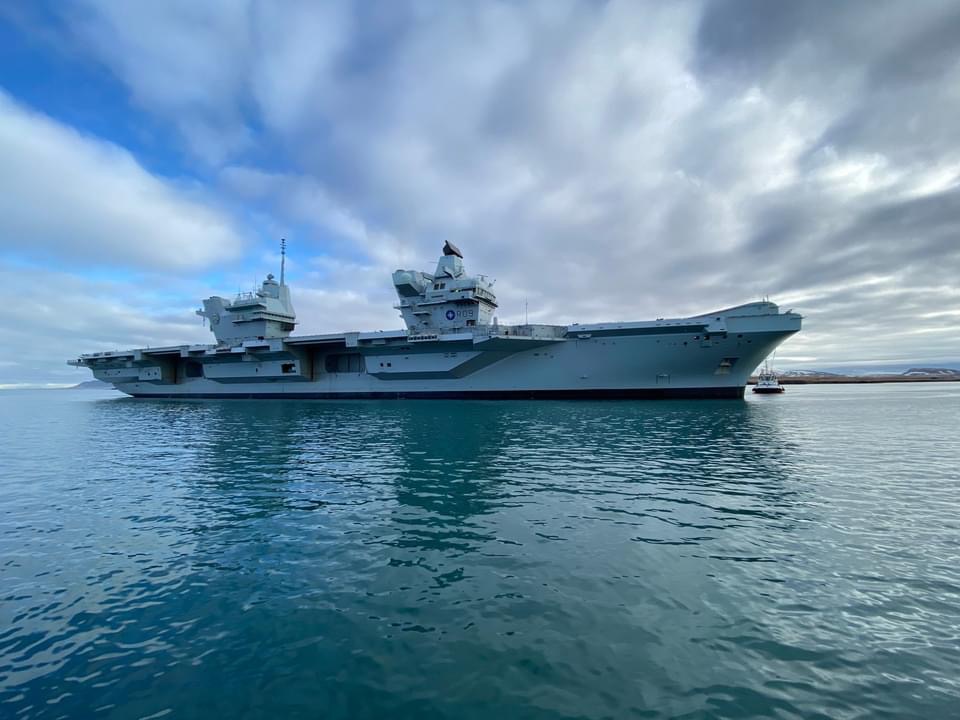 Myndband af flugmóðurskipinu, HMS Prince of Wales, koma til Reykjavíkur