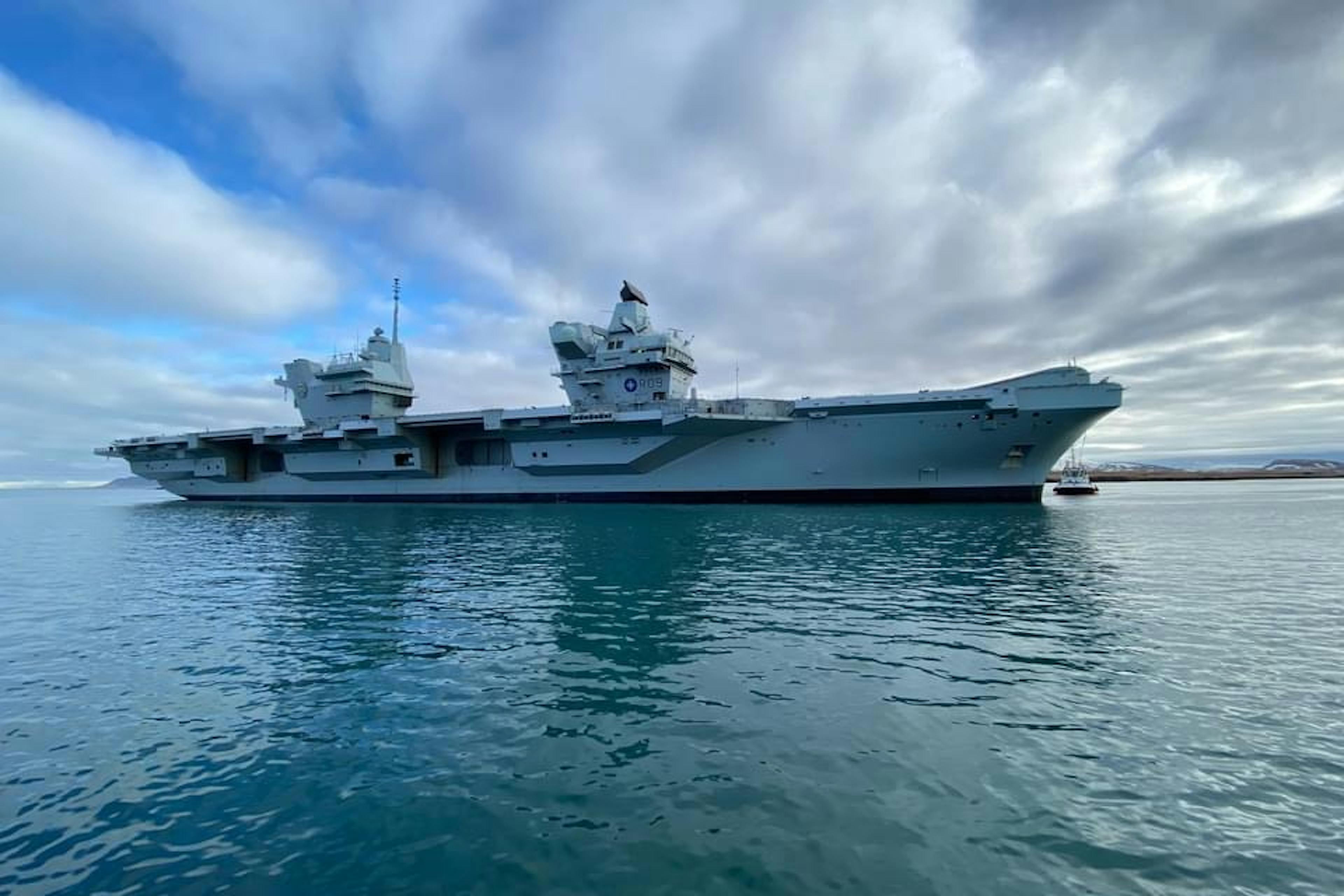 Myndband af flugmóðurskipinu, HMS Prince of Wales, koma til Reykjavíkur