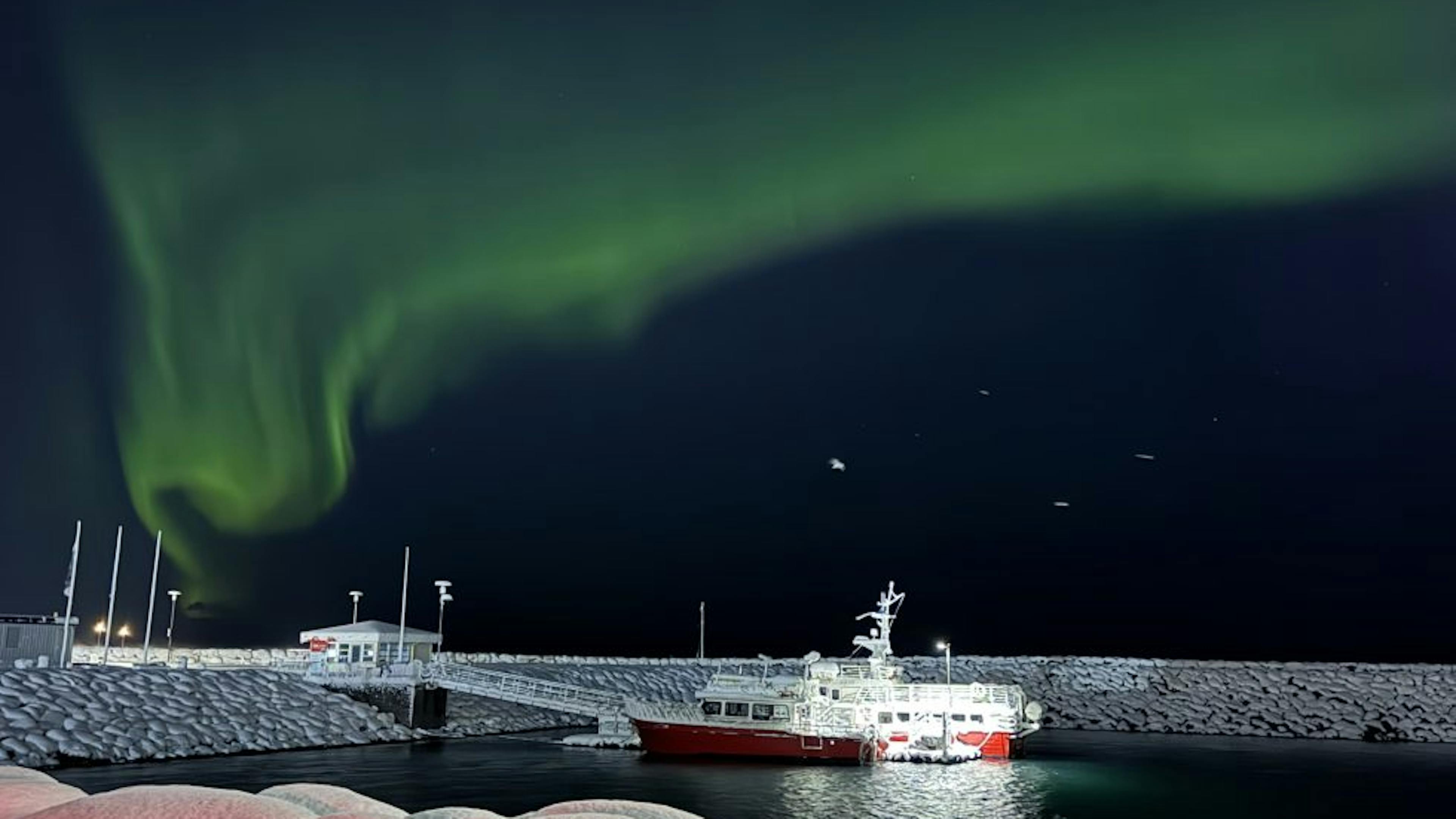 Sendum landsmönnum öllum hlýjar nýársóskir