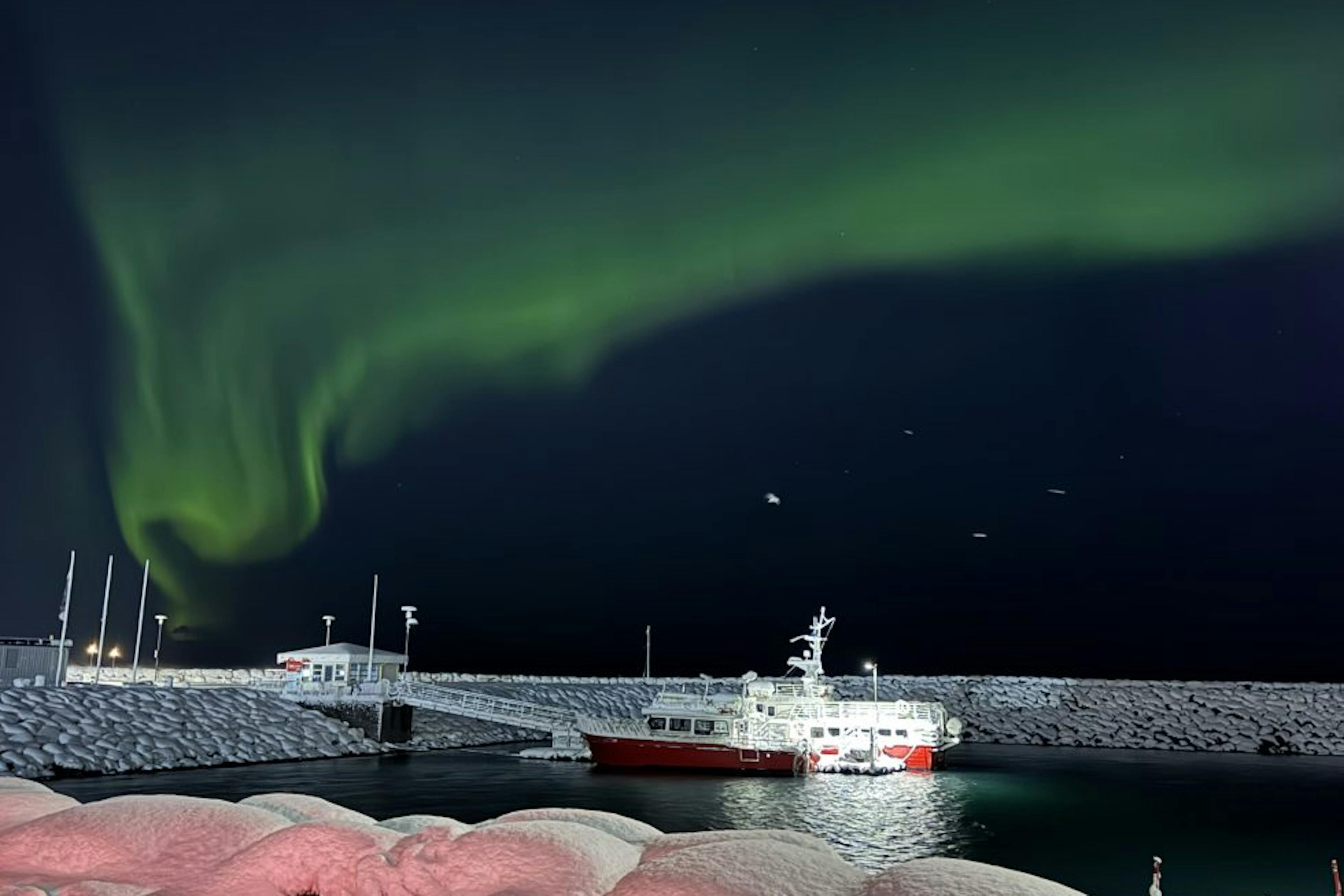 Sendum landsmönnum öllum hlýjar nýársóskir