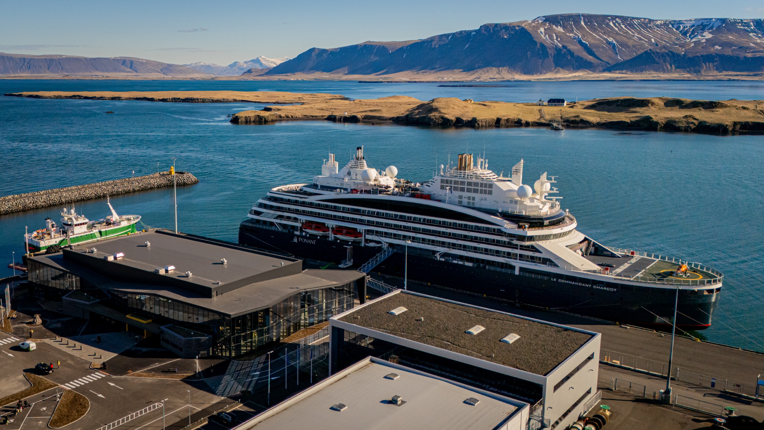Tímamót í íslenskri ferðaþjónustu - fyrsta skipið kemur í Vör
