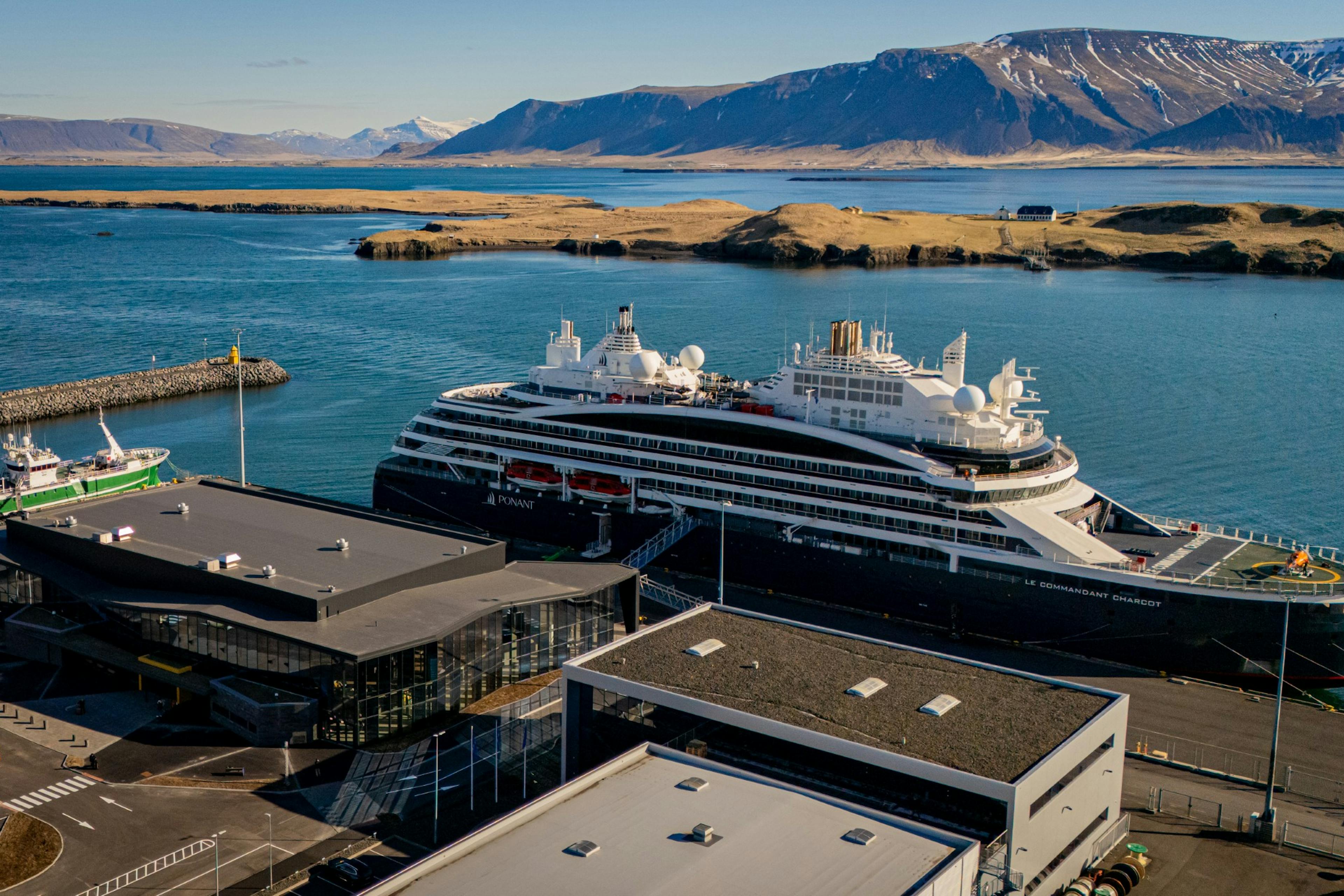 Tímamót í íslenskri ferðaþjónustu - fyrsta skipið kemur í Vör