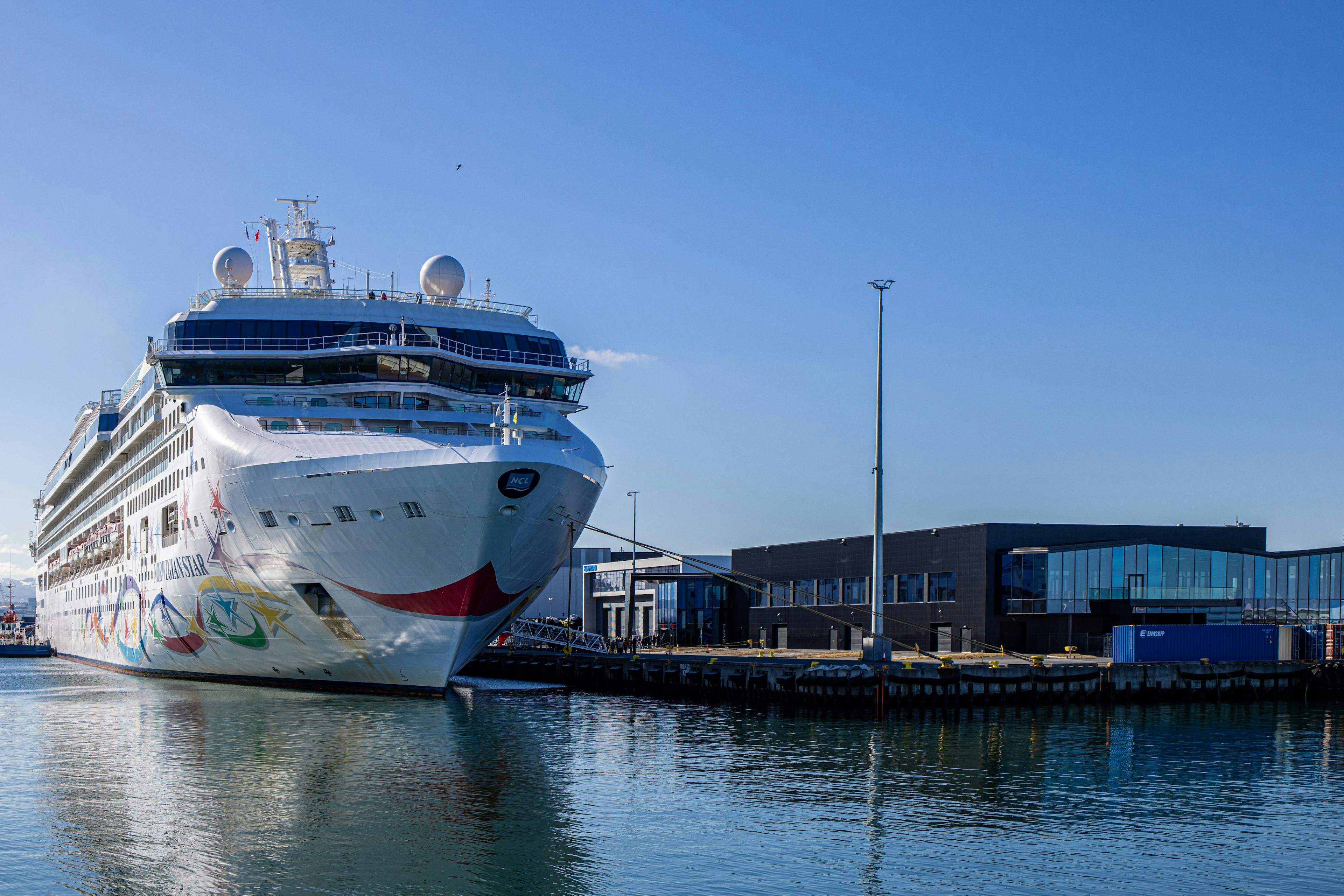 Fyrsta stóra skemmtiferðaskipið kemur í Vör