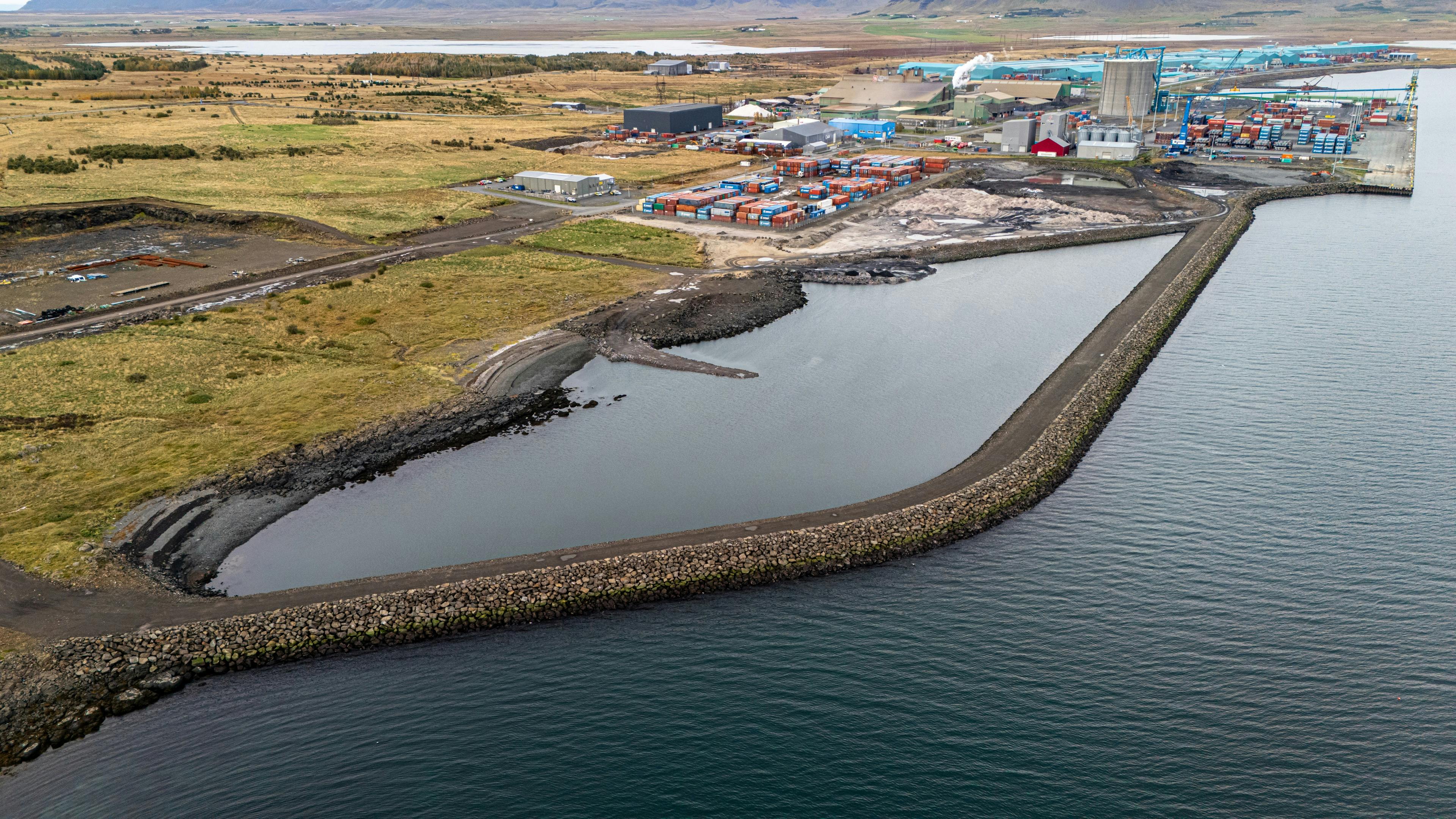 Nýr sjóvarnargarður risinn á Grundartanga