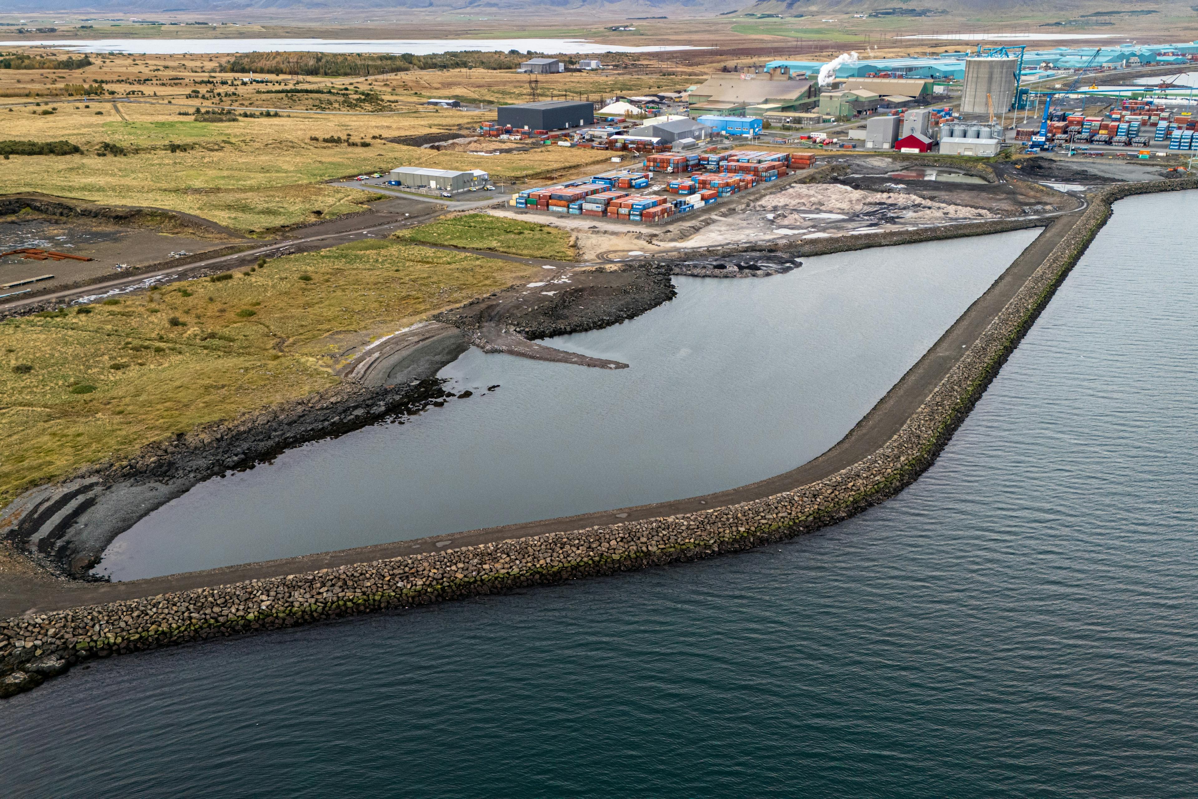 Nýr sjóvarnargarður risinn á Grundartanga