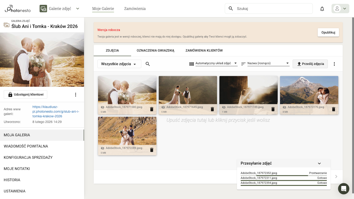Proces przesyłania zdjęć z widocznym paskiem postępu