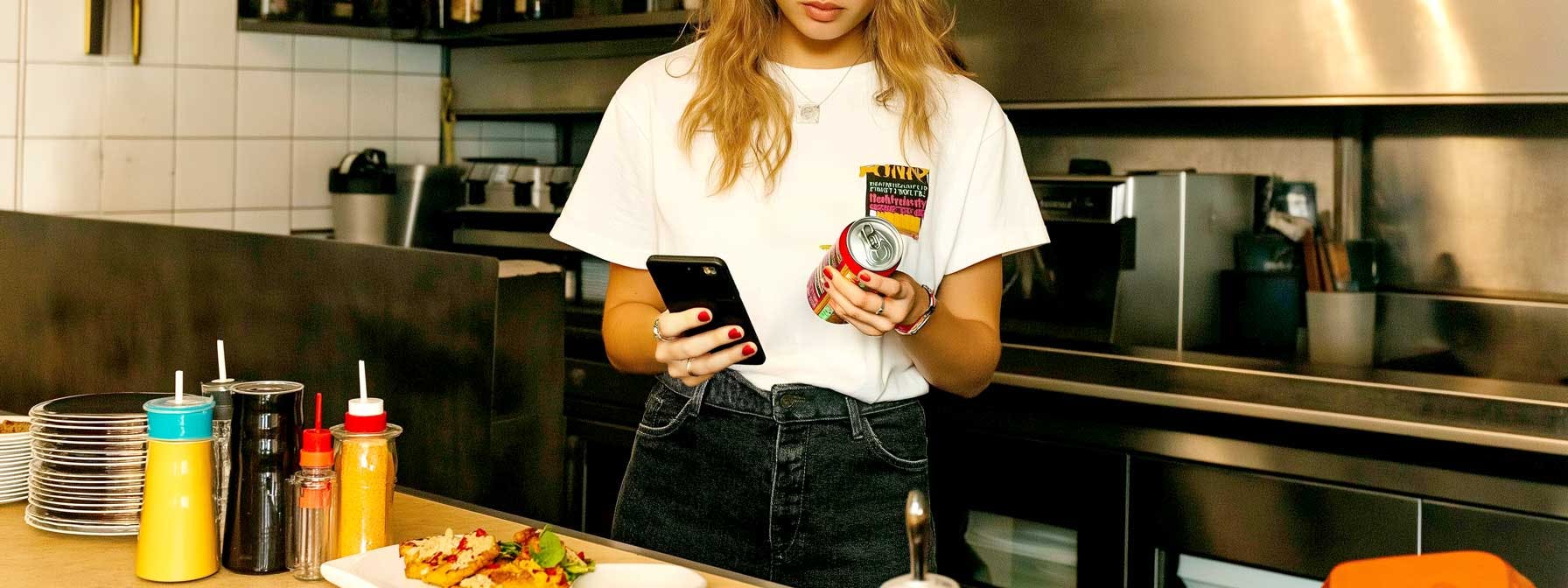 The-State-of-the-Food-Delivery-Industry-Worldwide-in-2025-ordering-food