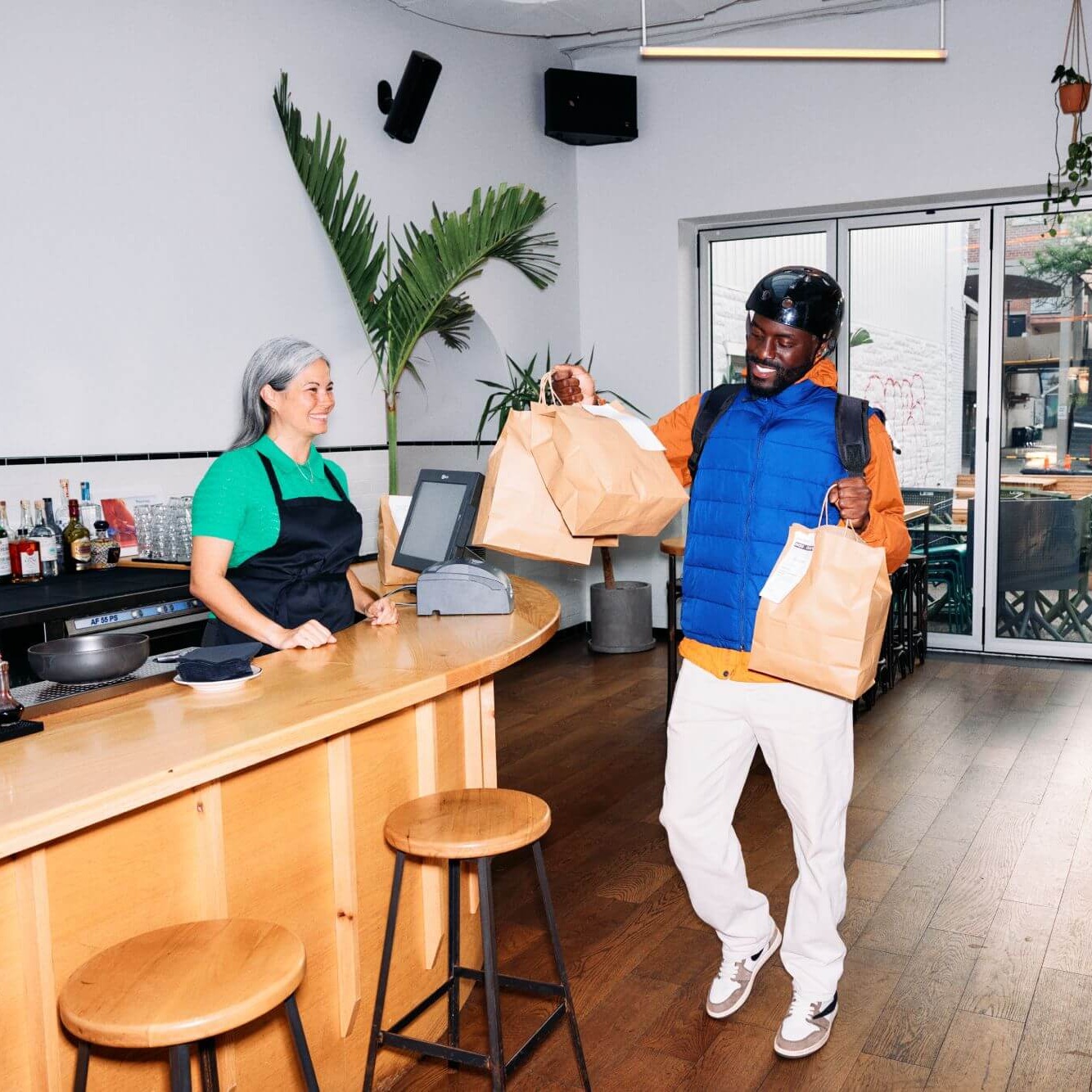 Deliverect - delivery driver picking up orders