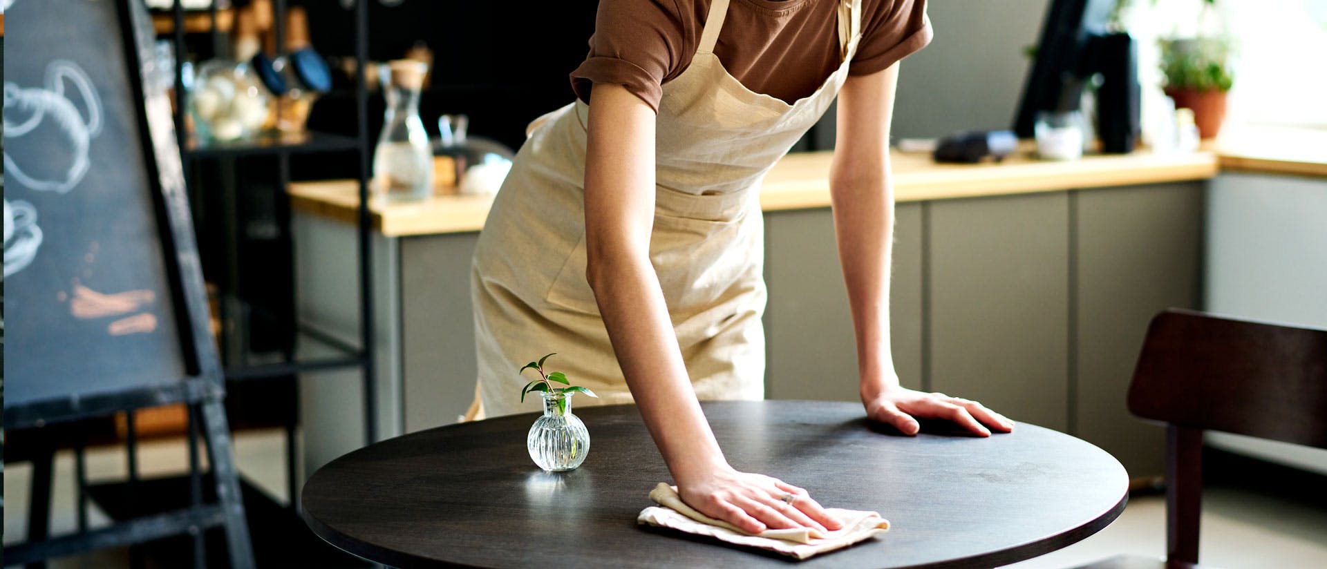 Tipping-Restaurant-Industry-waitress