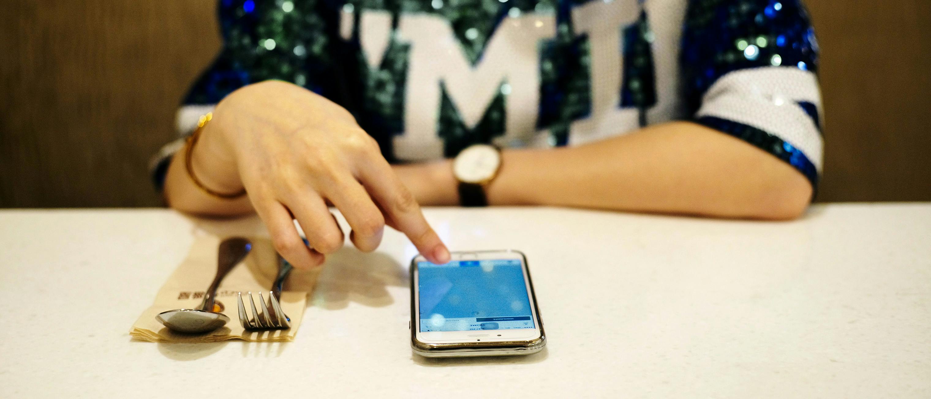 Promote-Restaurant-Social-Media-Deliverect-Smartphone