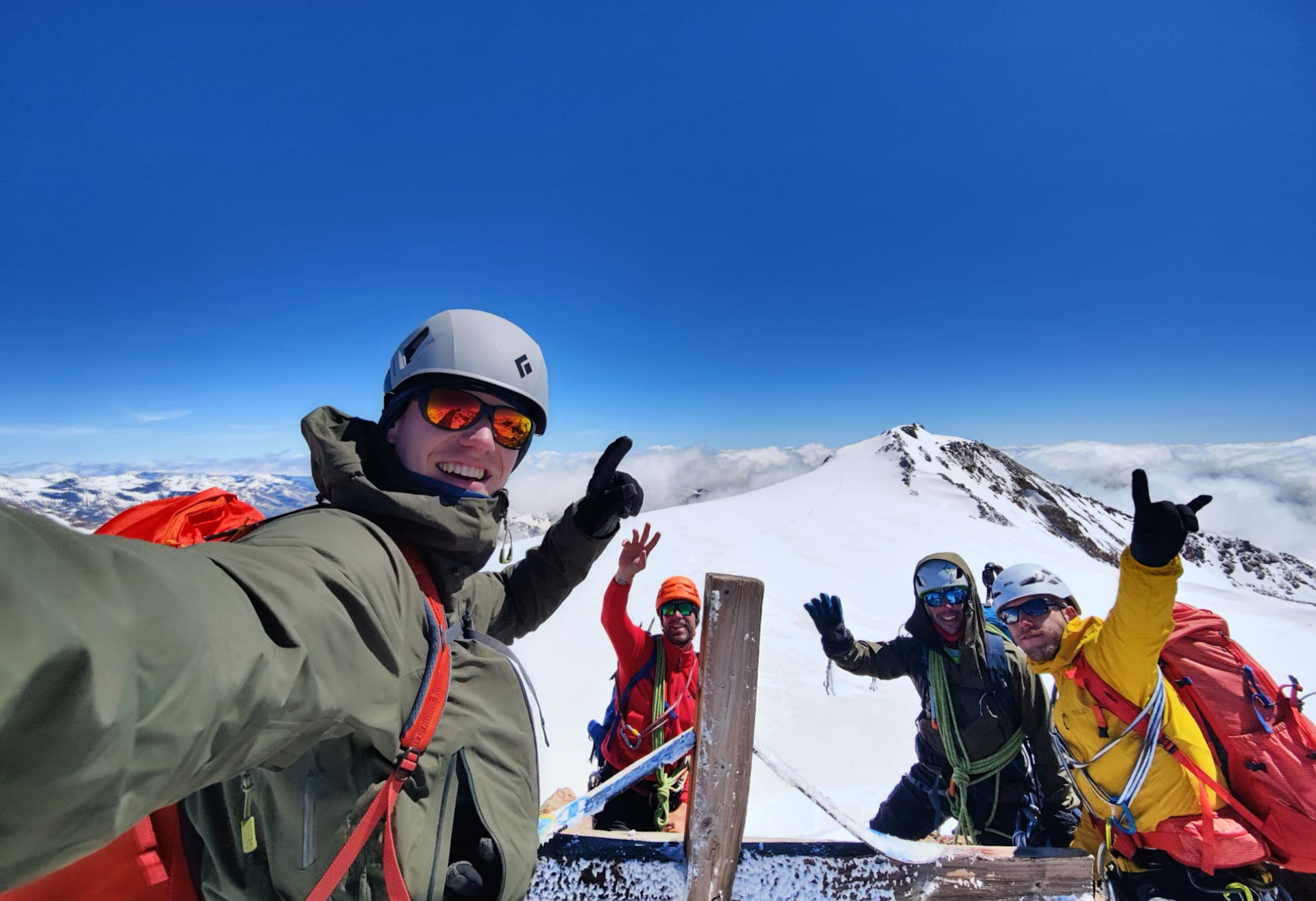 Bergbeklimmers op de top