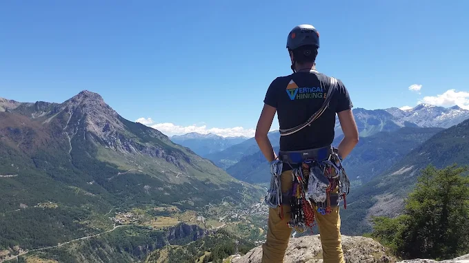 Vertical Thinking medewerker kijkt uit over machtig berglandschap