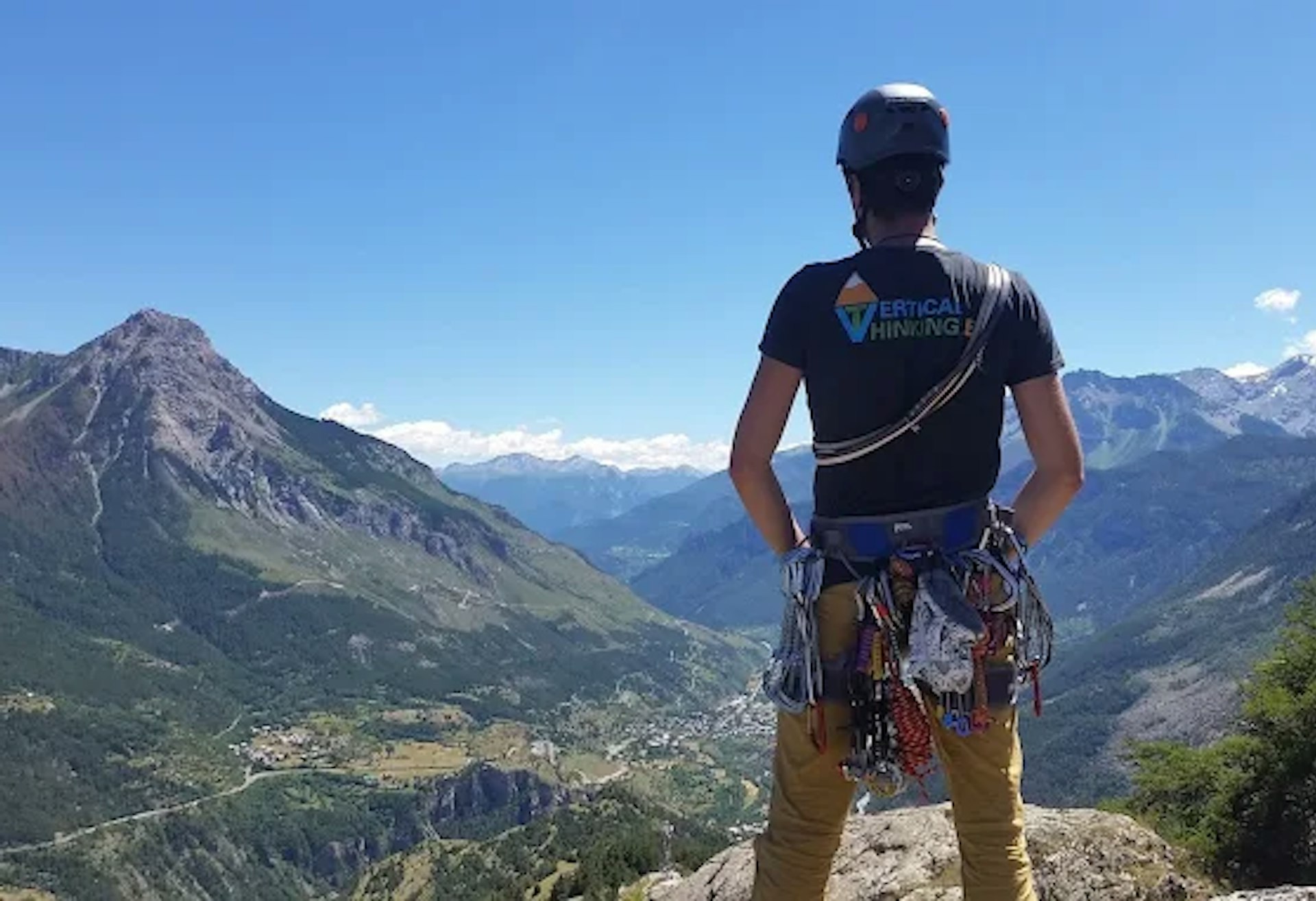 Vertical Thinking medewerker kijkt uit over machtig berglandschap