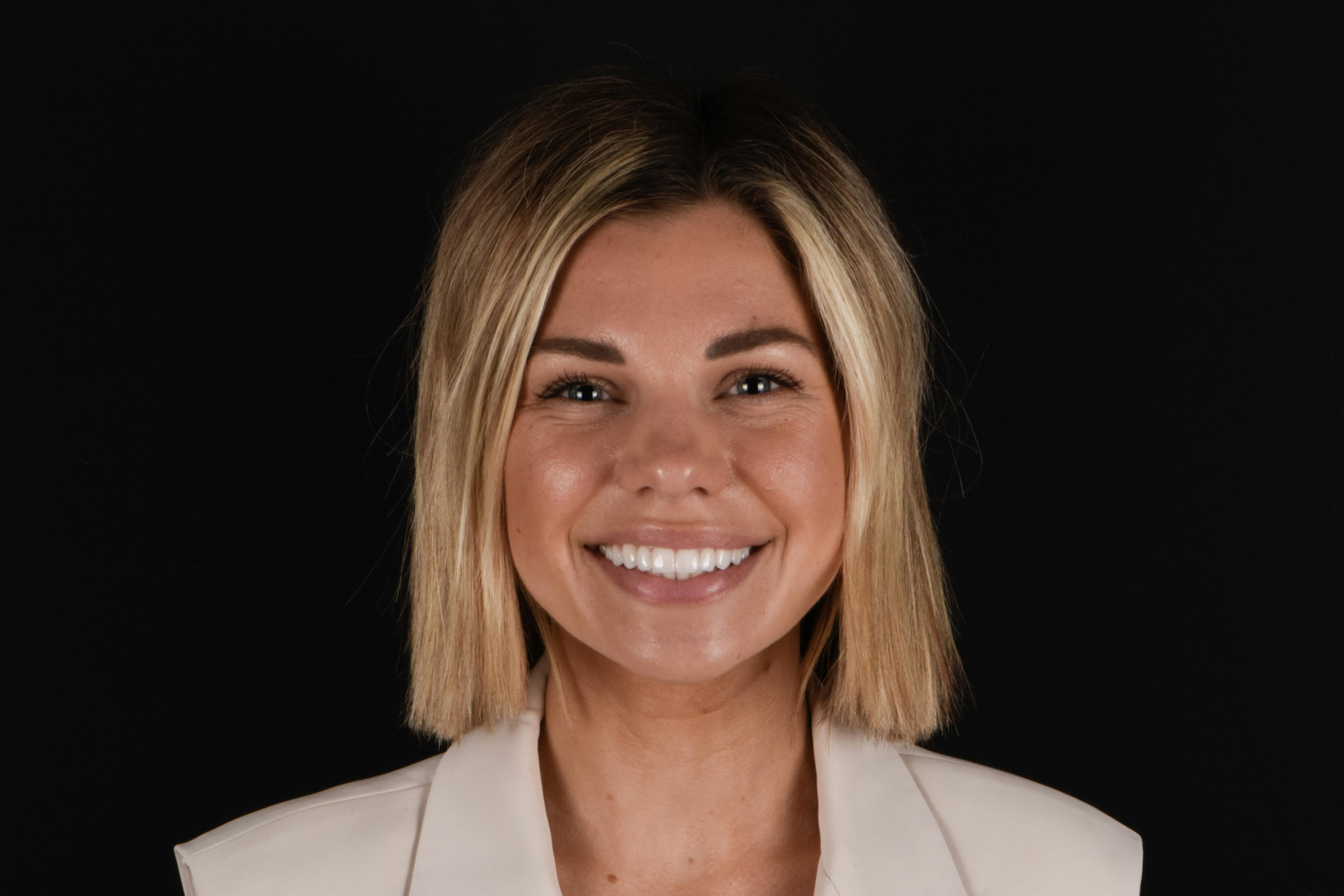 Prep-less Veneers Before & After Gallery - Patient 250395 - Image 1