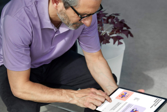 Ein Mann der am Ipad einen Artikel von Cryptonow Discover liest