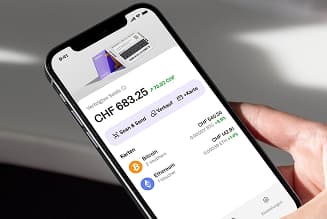 Eine Frau schaut auf ihrem Handy die Übersicht von ihrem Krypto-Portfolio auf der Cryptonow App an