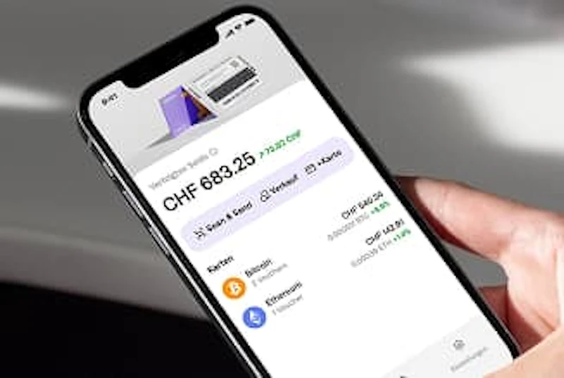 Eine Frau schaut auf ihrem Handy die Übersicht von ihrem Krypto-Portfolio auf der Cryptonow App an