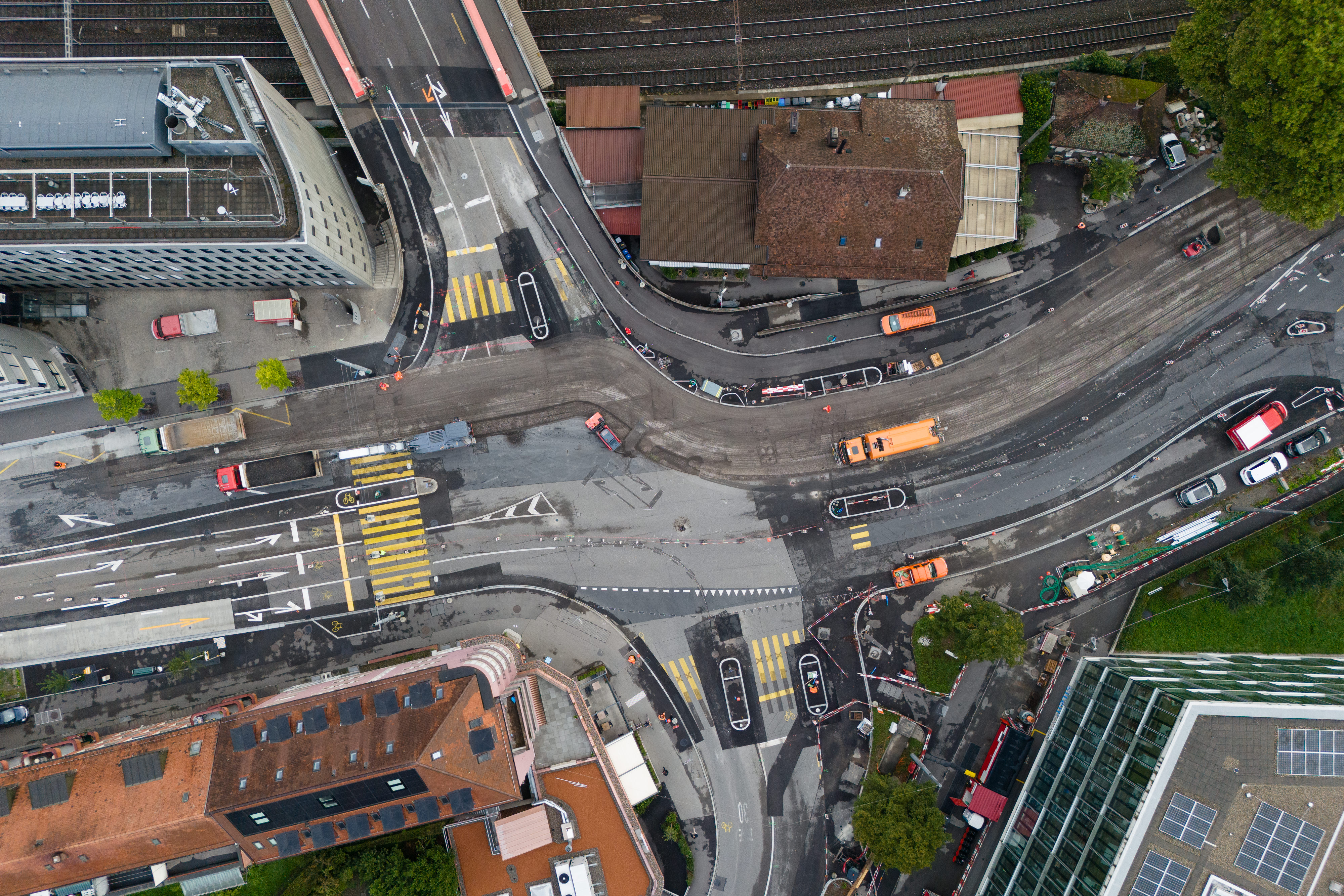 Wir realisieren komplexe Infrastrukturbauten in der Region Bern. Bei uns gibt’s alles aus einer Hand: vom Ingenieur-Tiefbau über Betonbau bis zum Strassenbau.