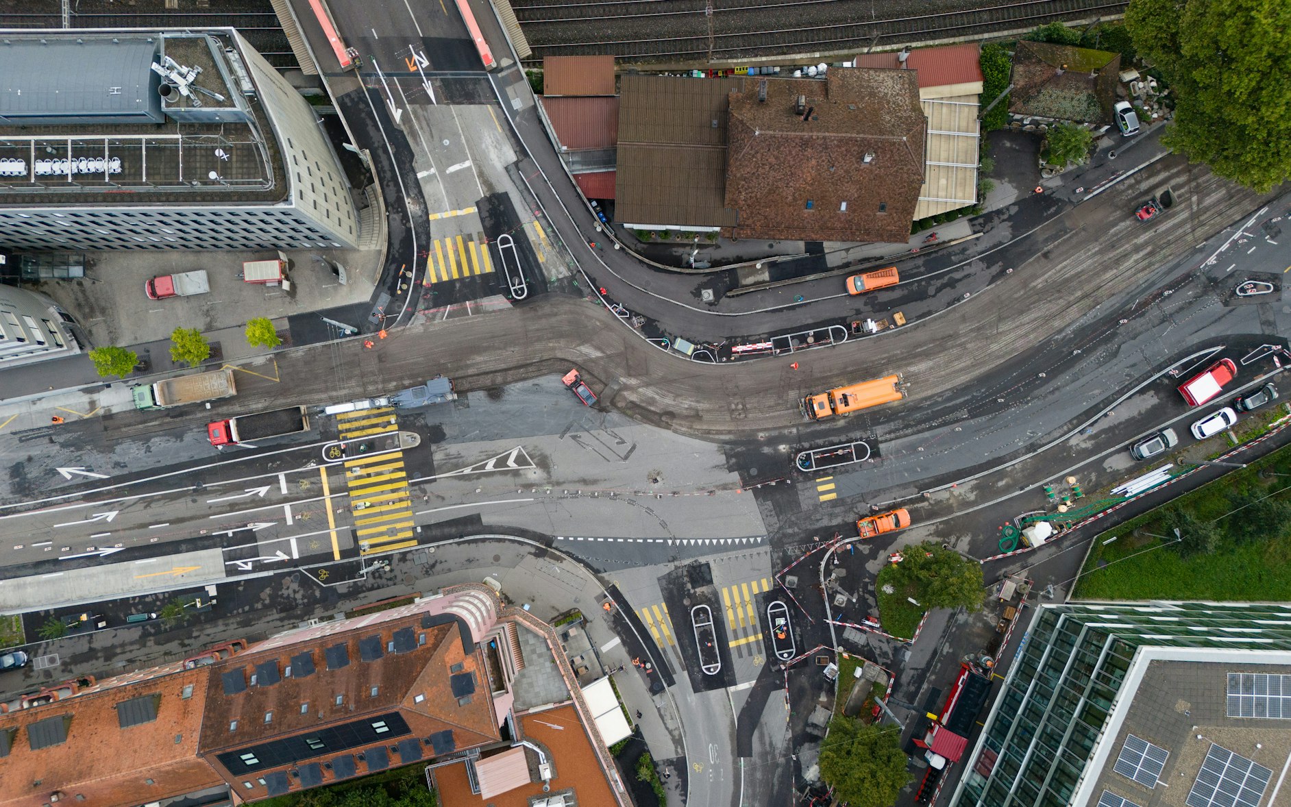 Wir realisieren komplexe Infrastrukturbauten in der Region Bern. Bei uns gibt’s alles aus einer Hand: vom Ingenieur-Tiefbau über Betonbau bis zum Strassenbau.