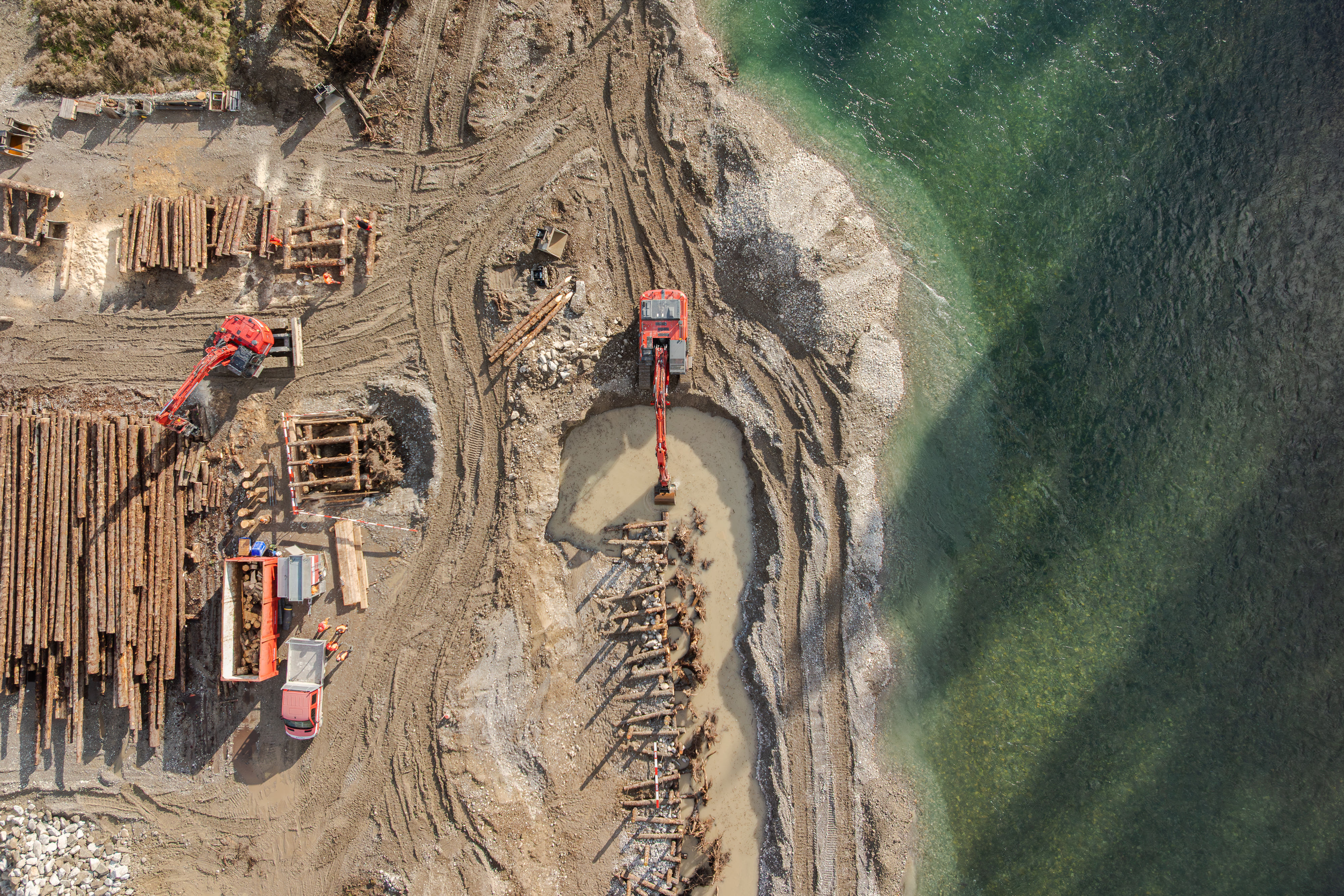 Unser spezialisiertes Wasserbauteam ist ganzjährig im Einsatz und erledigt Arbeiten rund um Hochwasserschutz, Renaturierung und Gewässerunterhalt.
