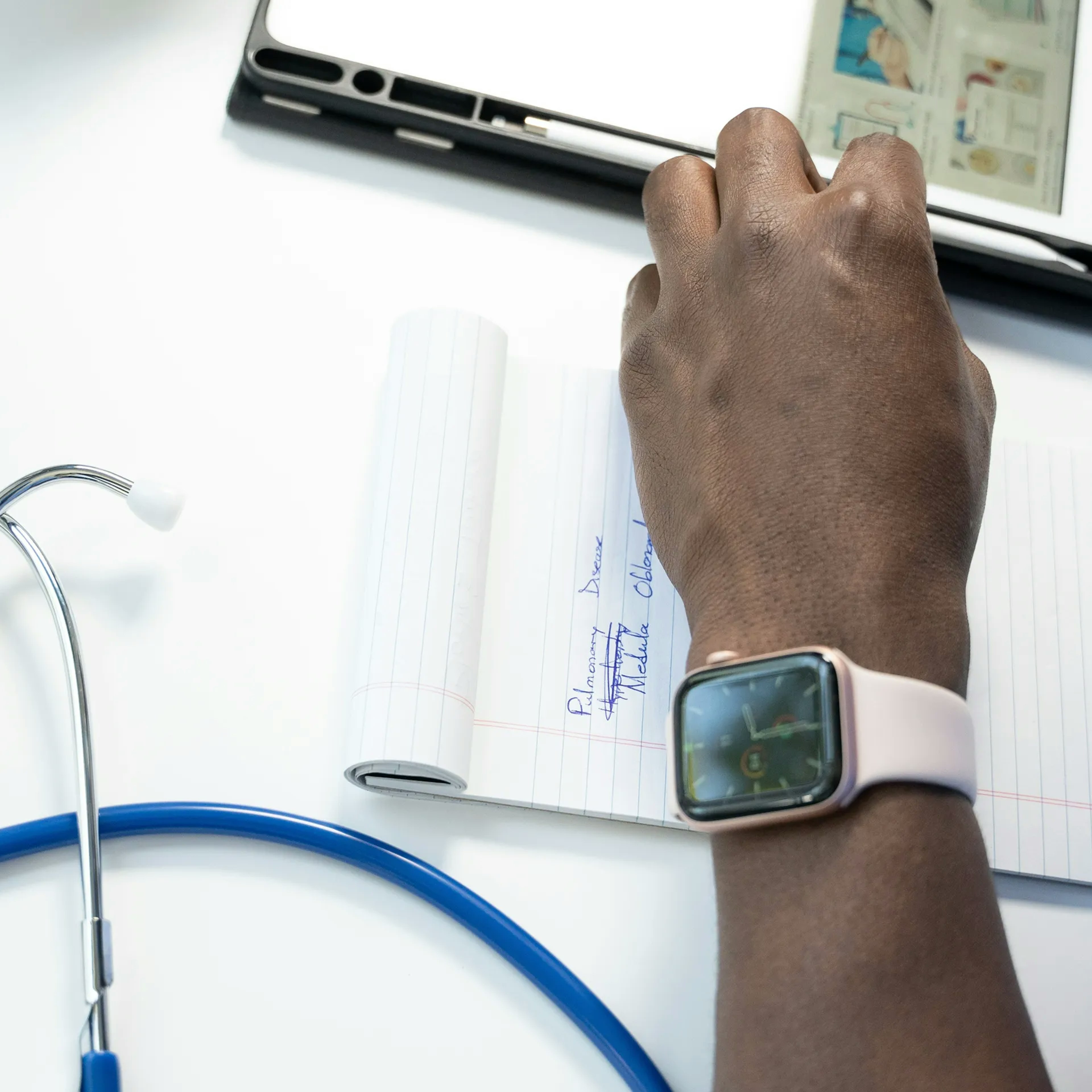 Photo vue de dessus d'un bureau de médecin avec un stéthoscope et un bloc-notes