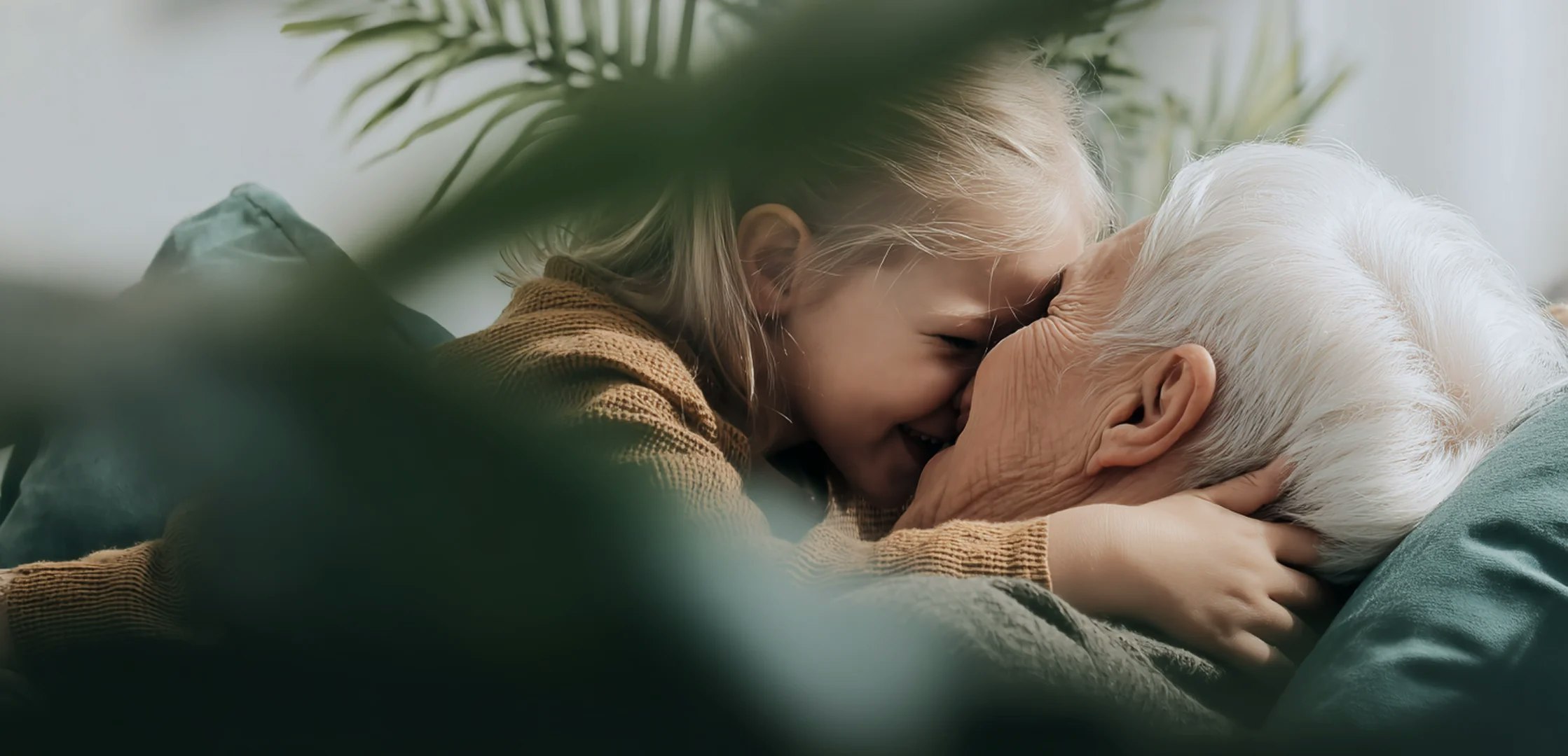 Grand-mère avec enfant, heureuse, en train de faire un câlin