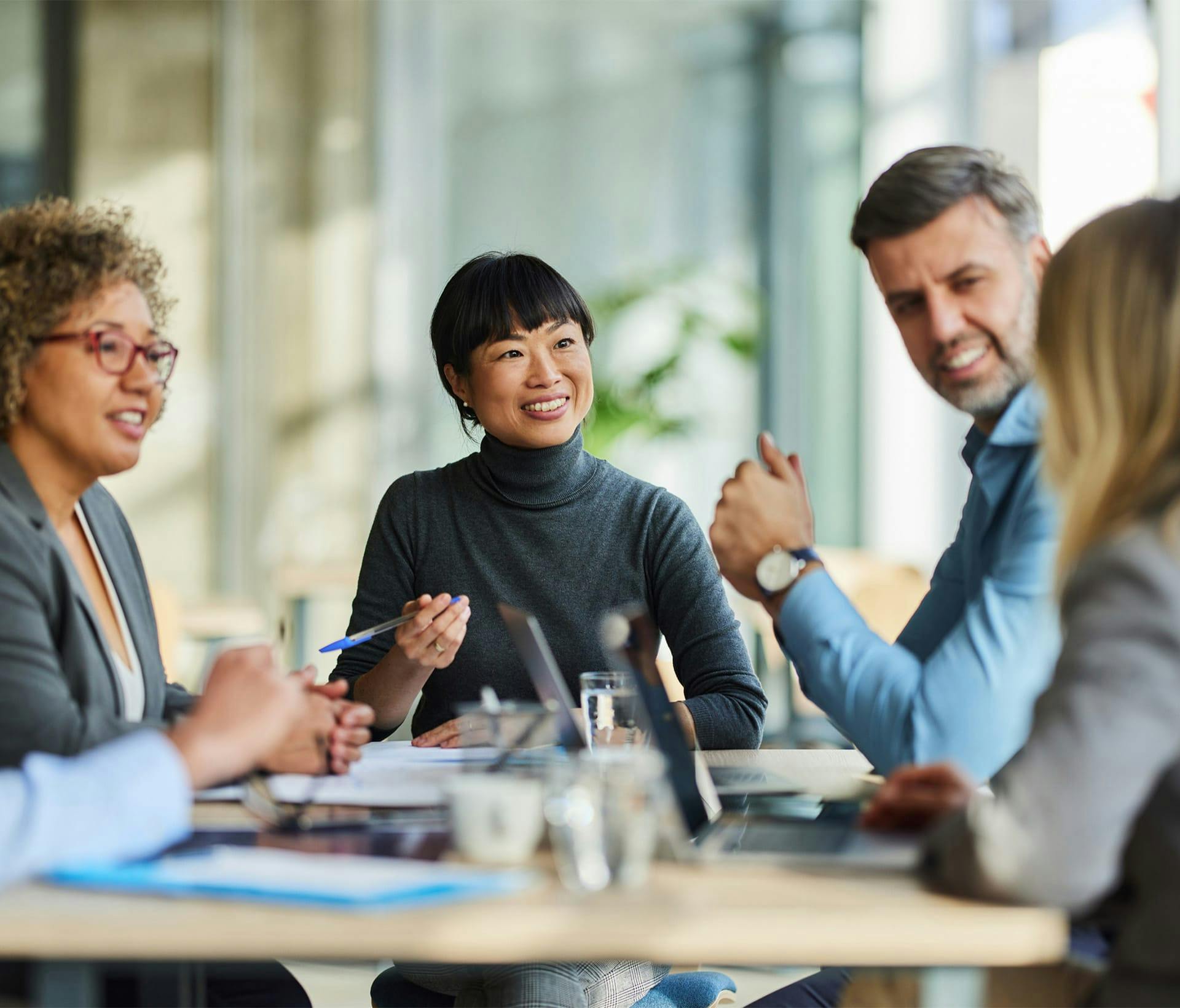 5 people in a meeting
