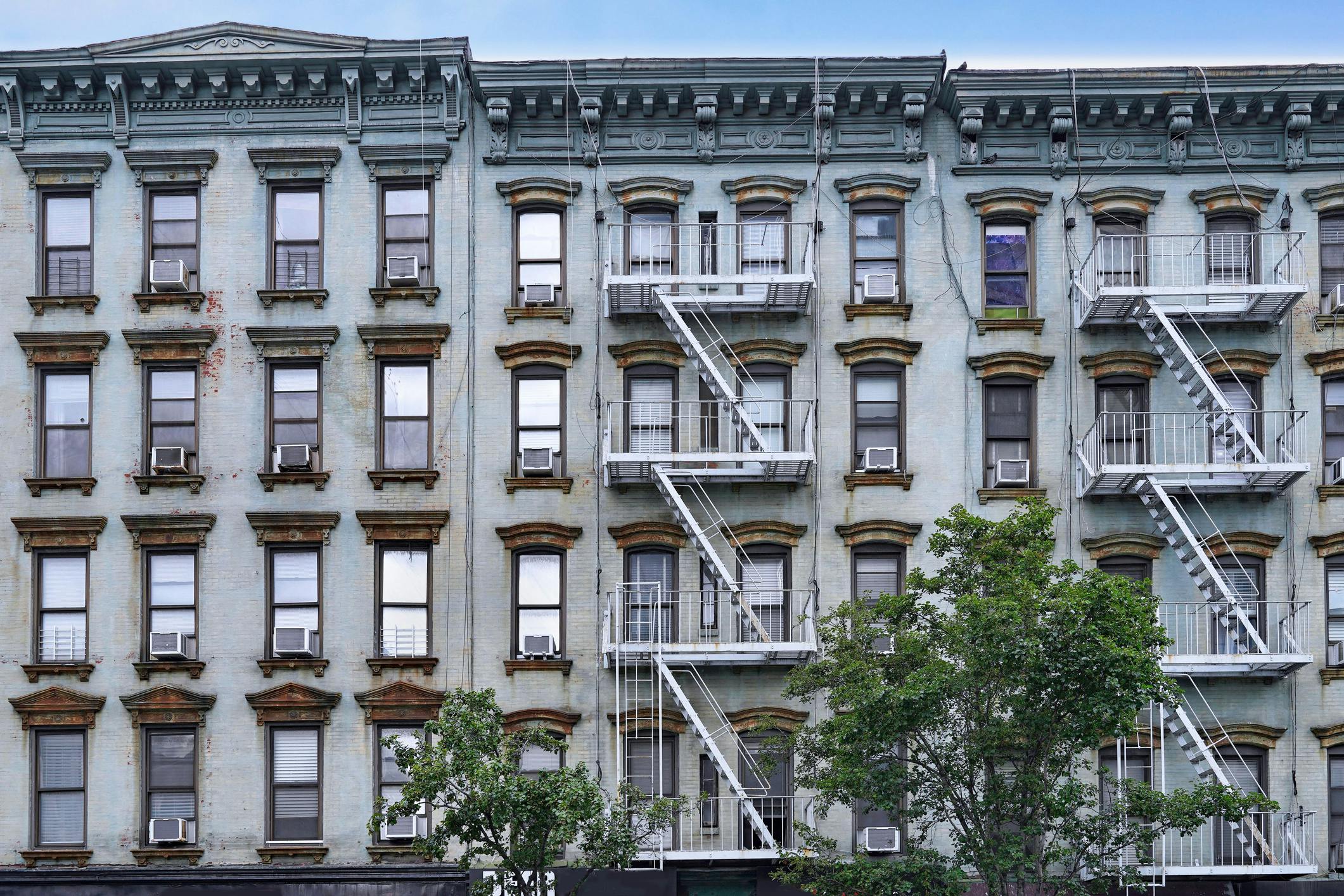 ld New York apartment building
