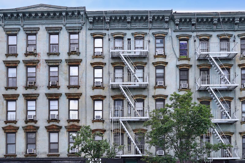 ld New York apartment building