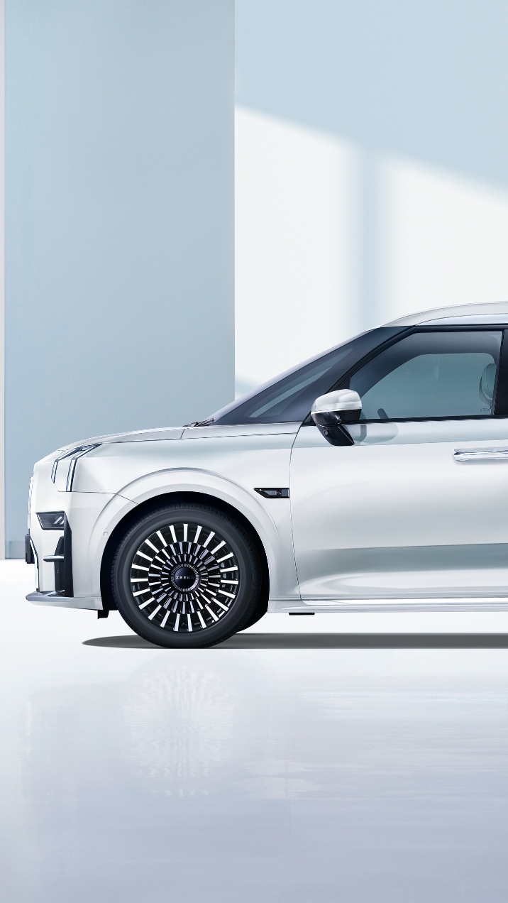 Side profile of the Zeekr 009 luxury electric MPV in Crystal White, showcasing its open sliding door, premium interior with Sofaro First-Class seats, and elegant aerodynamic design.