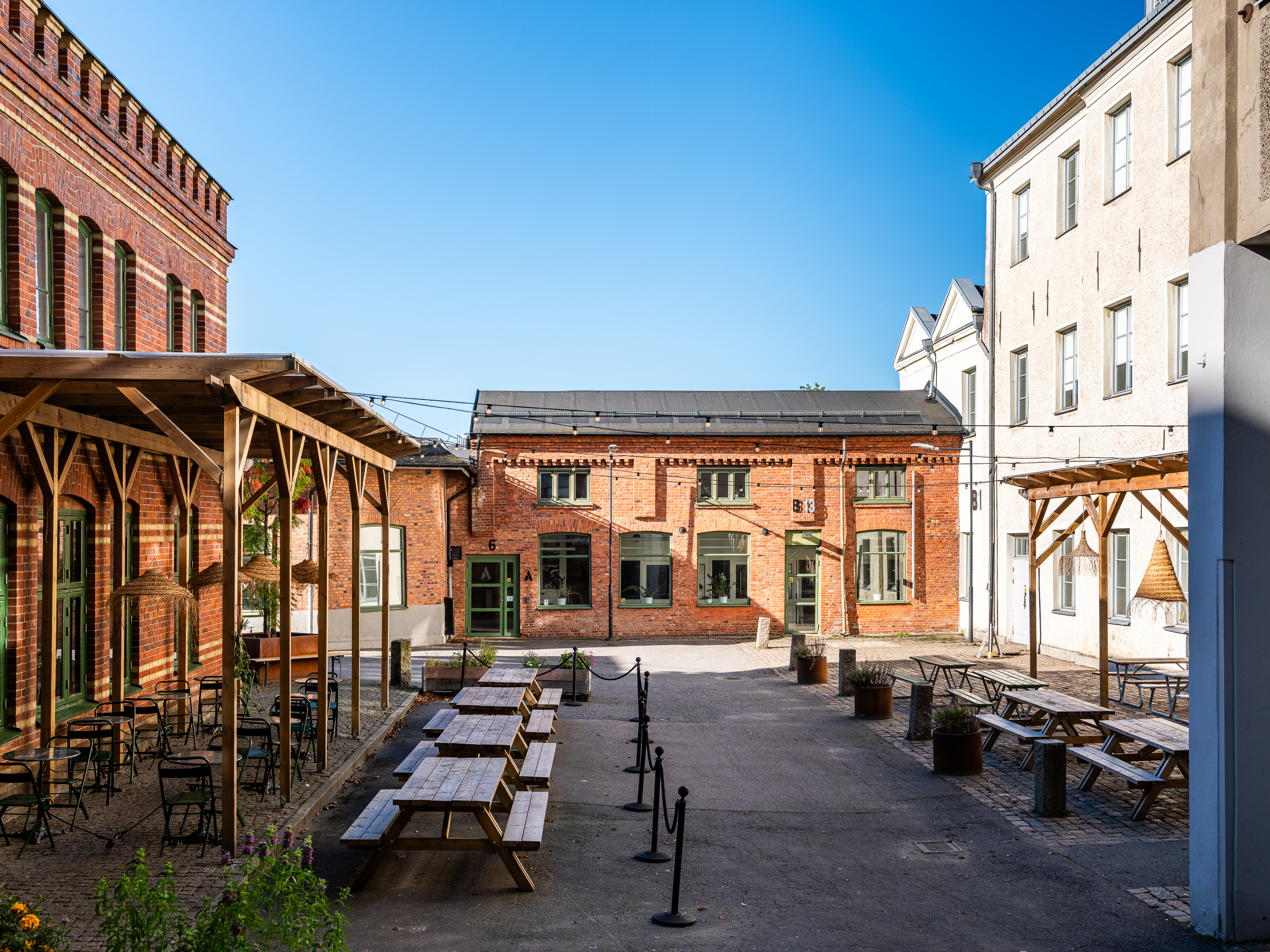 Gamlestadens Fabriker innergård med uteserveringar