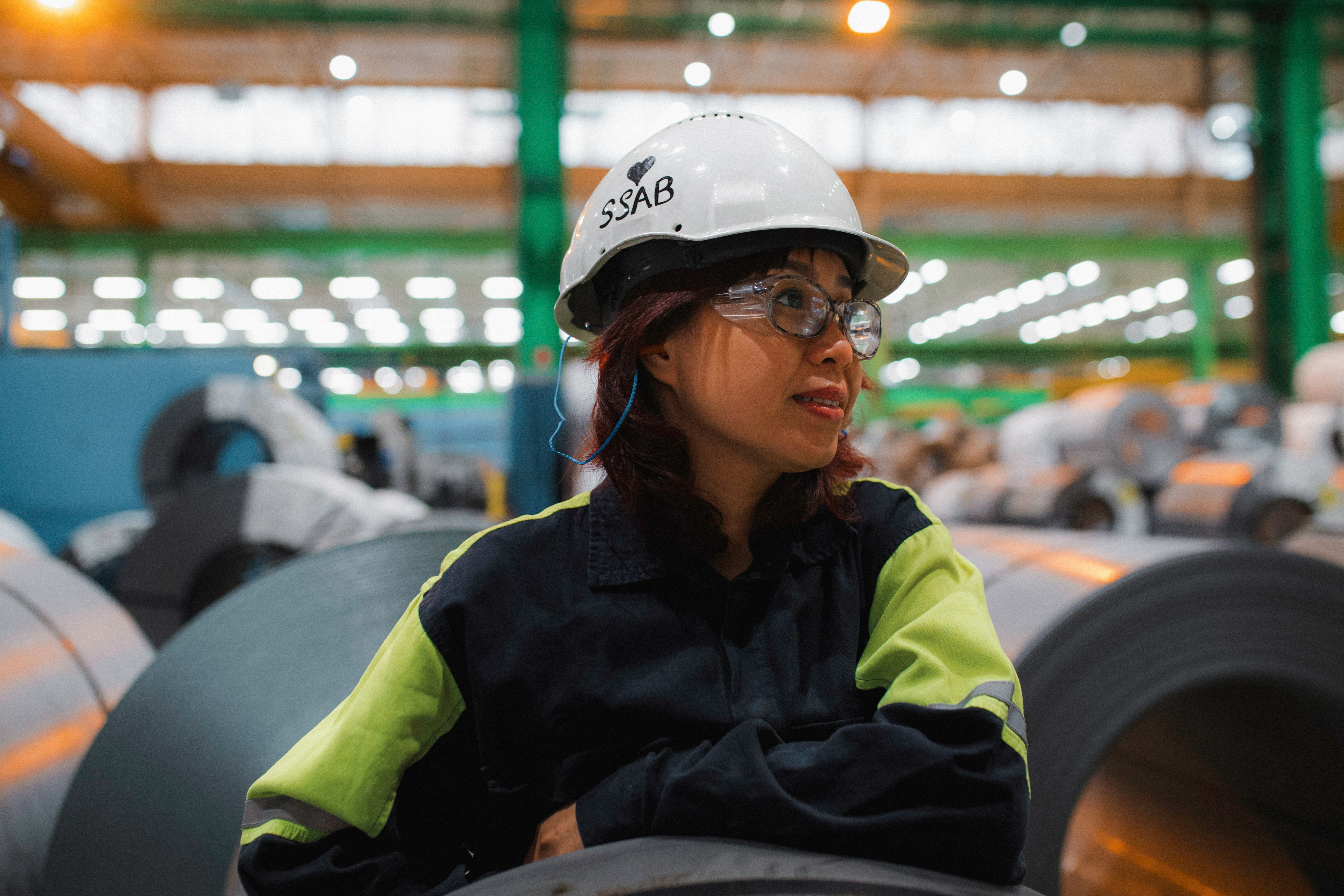 Kvinna i bygghjälm inne hos SSAB