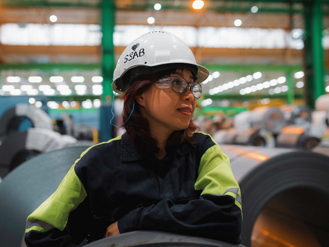 Kvinna i bygghjälm inne hos SSAB