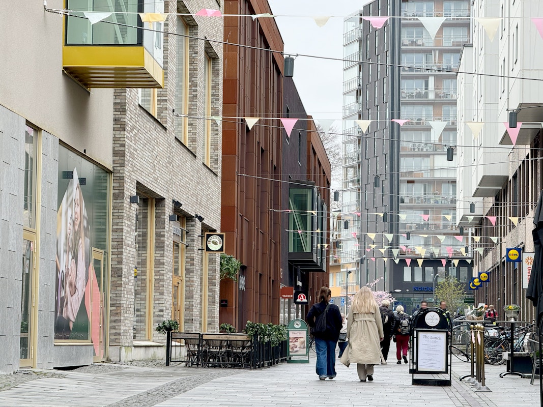 Människor på gågata i Mölndal centrum