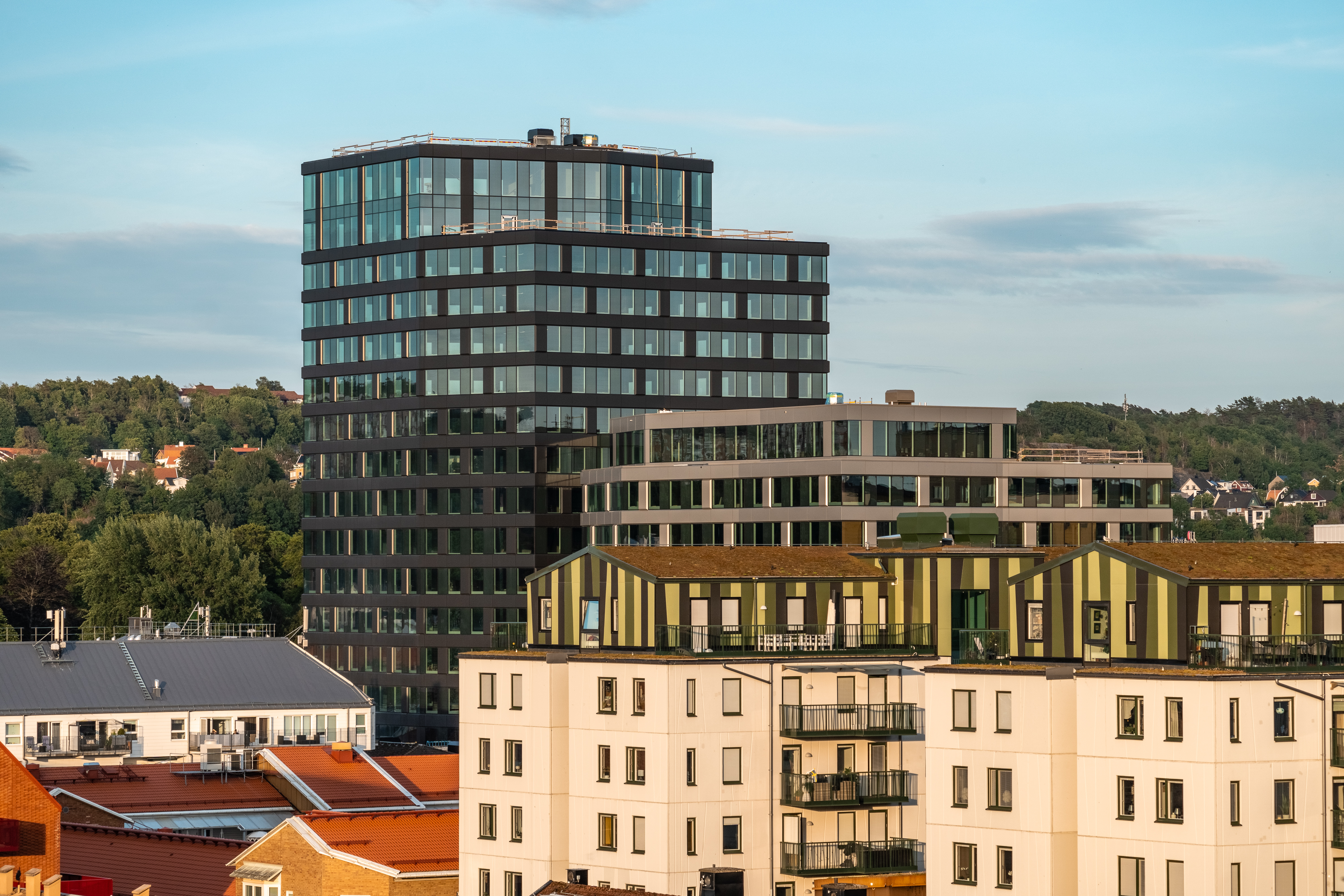 Mimo med bostadshus framför