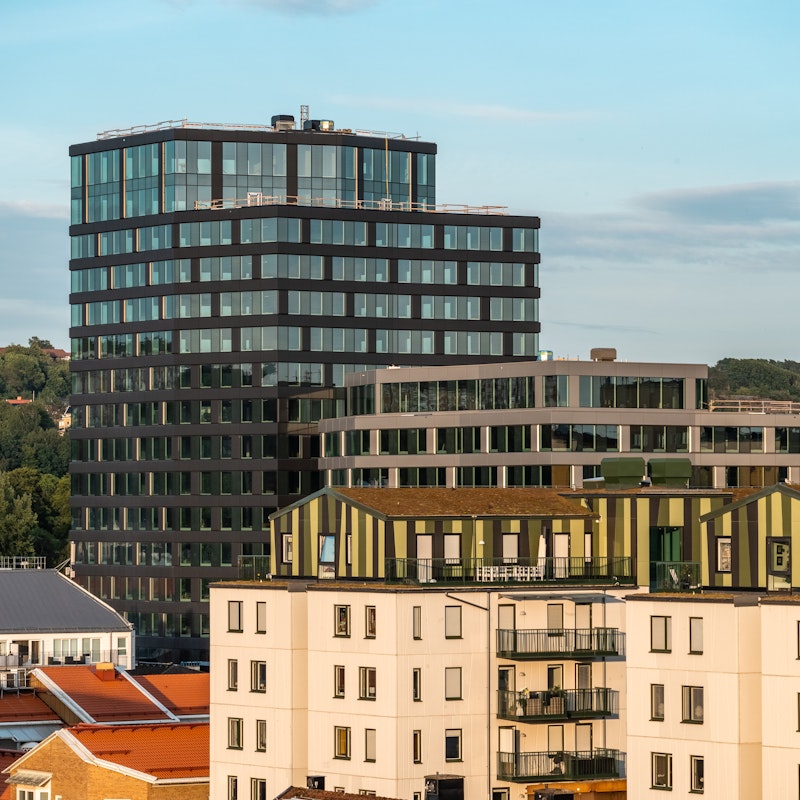 Mimo med bostadshus framför