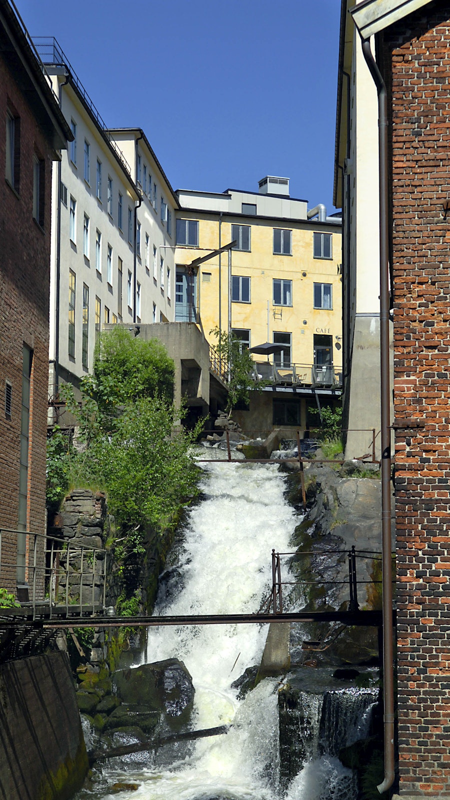 Forsåker Forsen rinner mellan husen i Forsåker