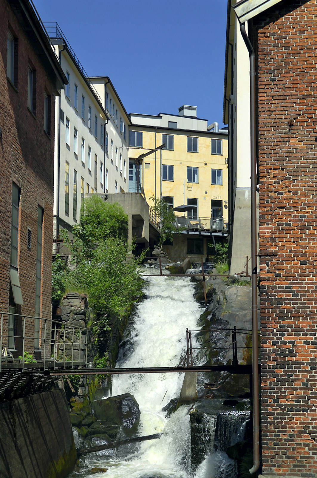 Forsen rinner mellan husen i Forsåker